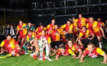 fhundai's tweet photo. Kutlu olsun 🏆 📸
#KadikoyHatirasi
#Galatasaray https://t.co/Wfm6DxCcqz