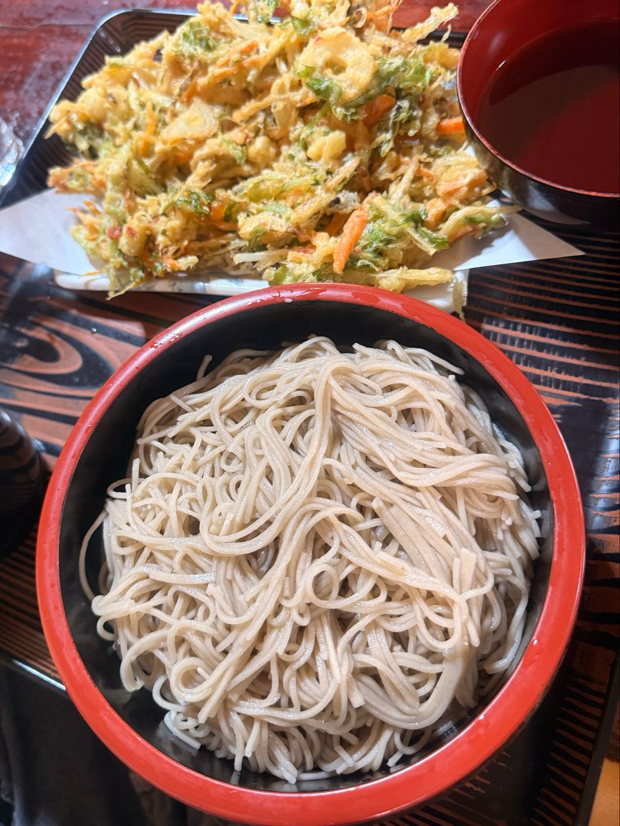 mm_031024's tweet photo. かき揚げ蕎麦
かき揚げの大きさにびっくり
#おおほり #猪苗代町 #ランチ https://t.co/XBsKZ3pBjV