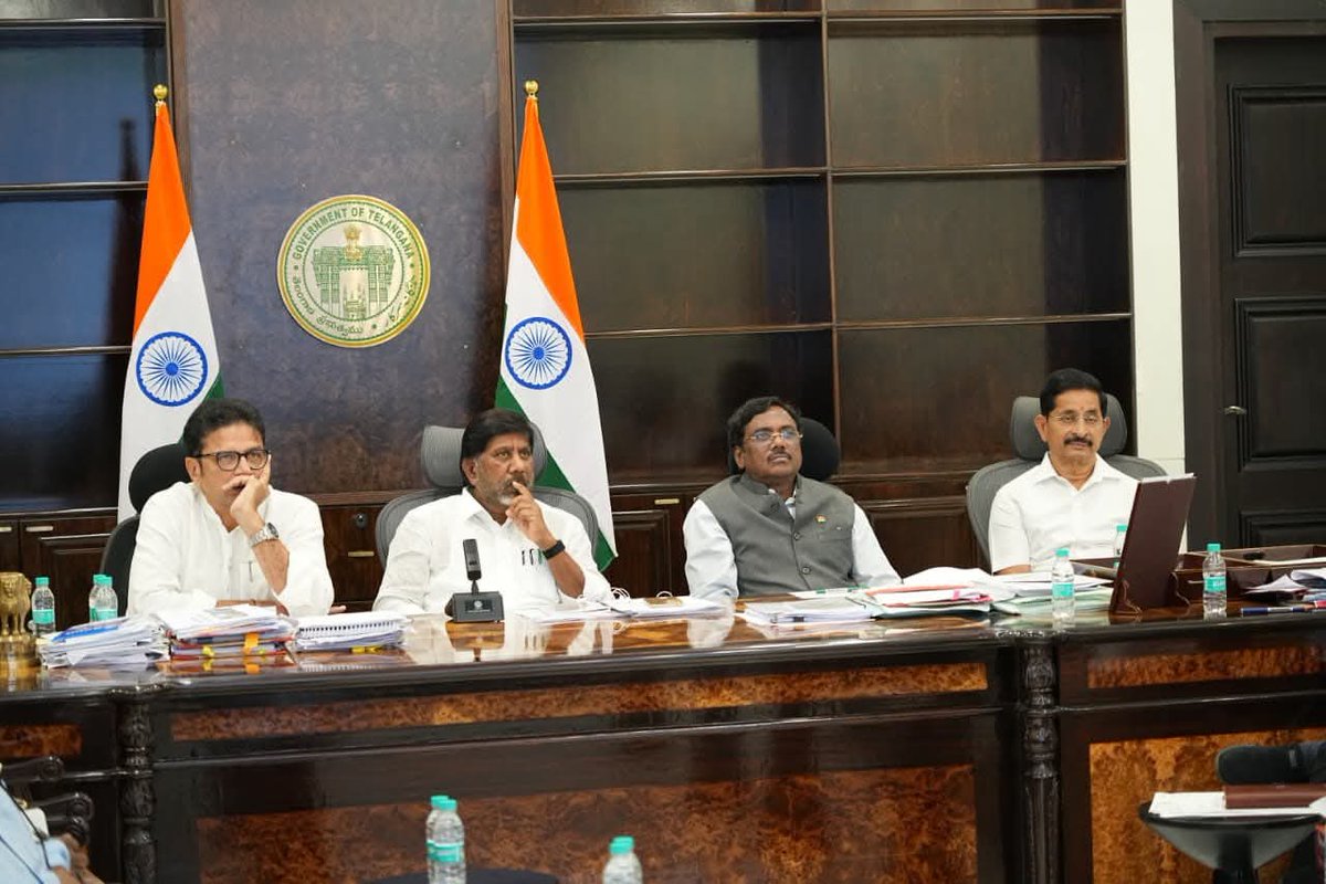 VivekVenkatswam's tweet photo. మహాత్మా జ్యోతిరావు ఫూలే ప్రజాభవన్‌లో కనీస వేతనాల సవరణపై ఏర్పాటు చేసిన కేబినెట్ సబ్ కమిటీ సమావేశంలో నాతో పాటు ఉప ముఖ్యమంత్రి శ్రీ భట్టి విక్రమార్క గారు, మంత్రి శ్రీధర్ బాబు గారు, మంత్రి పొన్నం ప్రభాకర్ గారు, లేబర్ డిపార్ట్మెంట్ ఉన్నతాధికారులు పాల్గొన్నారు.

తెలంగాణలోని వివిధ రంగాల్లో పనిచేస్తున్న కార్మికుల సంక్షేమమే మా ఇందిరమ్మ ప్రభుత్వ ప్రధాన లక్ష్యం. ప్రస్తుత జీవన వ్యయం, పెరుగుతున్న ధరలకు అనుగుణంగా కార్మికులకు గౌరవప్రదమైన కనీస వేతనం అందేలా శాస్త్రీయ విధానంలో వేతనాల సవరణ చేపట్టాలని నిర్ణయించాము.

దేశంలోని ఇతర రాష్ట్రాల్లో అమలవుతున్న ఉత్తమ విధానాలు, కేంద్ర ప్రభుత్వ నూతన లేబర్ కోడ్ ప్రభావం వంటి అంశాలపై సమావేశంలో సుదీర్ఘంగా చర్చించాము. త్వరలోనే అన్ని వర్గాల అభిప్రాయాలను పరిగణనలోకి తీసుకుని కార్మికులకు న్యాయం చేసే విధంగా తుది నిర్ణయం తీసుకుంటాము.

కార్మికుల పక్షపాతిగా తెలంగాణను మరింత బలోపేతం చేయడమే మా ప్రభుత్వ దృఢ సంకల్పం.