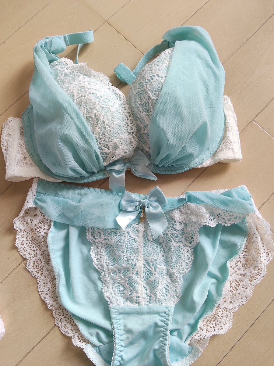 fofoyaff1's tweet photo. 在庫更新です。

エメフィールのブラセット
1日着用送料込み4000です🌷

#下着売り子 
#下着売ります
#使用済下着
#聖水売ります
#うんち売ります
#動画売ります
#動画売り子
#エメフィール売ります https://t.co/2VZtPLGEnQ