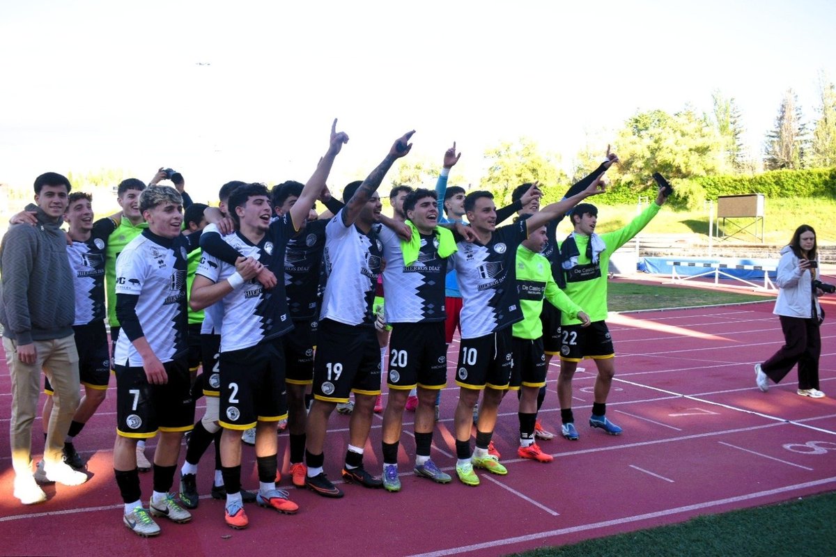 USCFbase's tweet photo. 😊 ¡Muy buenos días! 

El pasado domingo logramos la permanencia en Tercera Federación al vencer 1-0 en Las Pistas. 

🔜 Temporada 26/27

#ConstruyendoUSCF🏗️ https://t.co/74AKbPN5M0