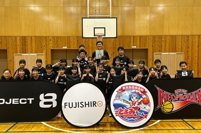 NEO_PHOENIX's tweet photo. 【ご報告】
株式会社フェニックスでは、フロントスタッフ #太田敦也 による地域貢献および社会貢献プロジェクト「#PROJECT8(プロジェクト エイト)」の一環として、4/20(月)に豊橋市立前芝小学校、4/23(木)に豊橋市立津田小学校、4/30(木)に豊橋市立吉田方小学校にて「#吉田方バスケットボールクラブ」の選手70名を対象にセンター特化型バスケ教室&バスケ用品寄贈イベントを実施いたしました🏀
🔻詳細はこちら
https://t.co/Qdh8DNrjJD
🔻PROJECT8特設サイトはこちら
https://t.co/ufKRdClbt6
#三遠ネオフェニックス #Bリーグ #りそなグループ
