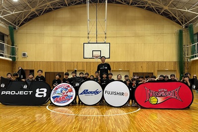 NEO_PHOENIX's tweet photo. 【ご報告】
株式会社フェニックスでは、フロントスタッフ #太田敦也 による地域貢献および社会貢献プロジェクト「#PROJECT8(プロジェクト エイト)」の一環として、4/20(月)に豊橋市立前芝小学校、4/23(木)に豊橋市立津田小学校、4/30(木)に豊橋市立吉田方小学校にて「#吉田方バスケットボールクラブ」の選手70名を対象にセンター特化型バスケ教室&バスケ用品寄贈イベントを実施いたしました🏀
🔻詳細はこちら
https://t.co/Qdh8DNrjJD
🔻PROJECT8特設サイトはこちら
https://t.co/ufKRdClbt6
#三遠ネオフェニックス #Bリーグ #りそなグループ