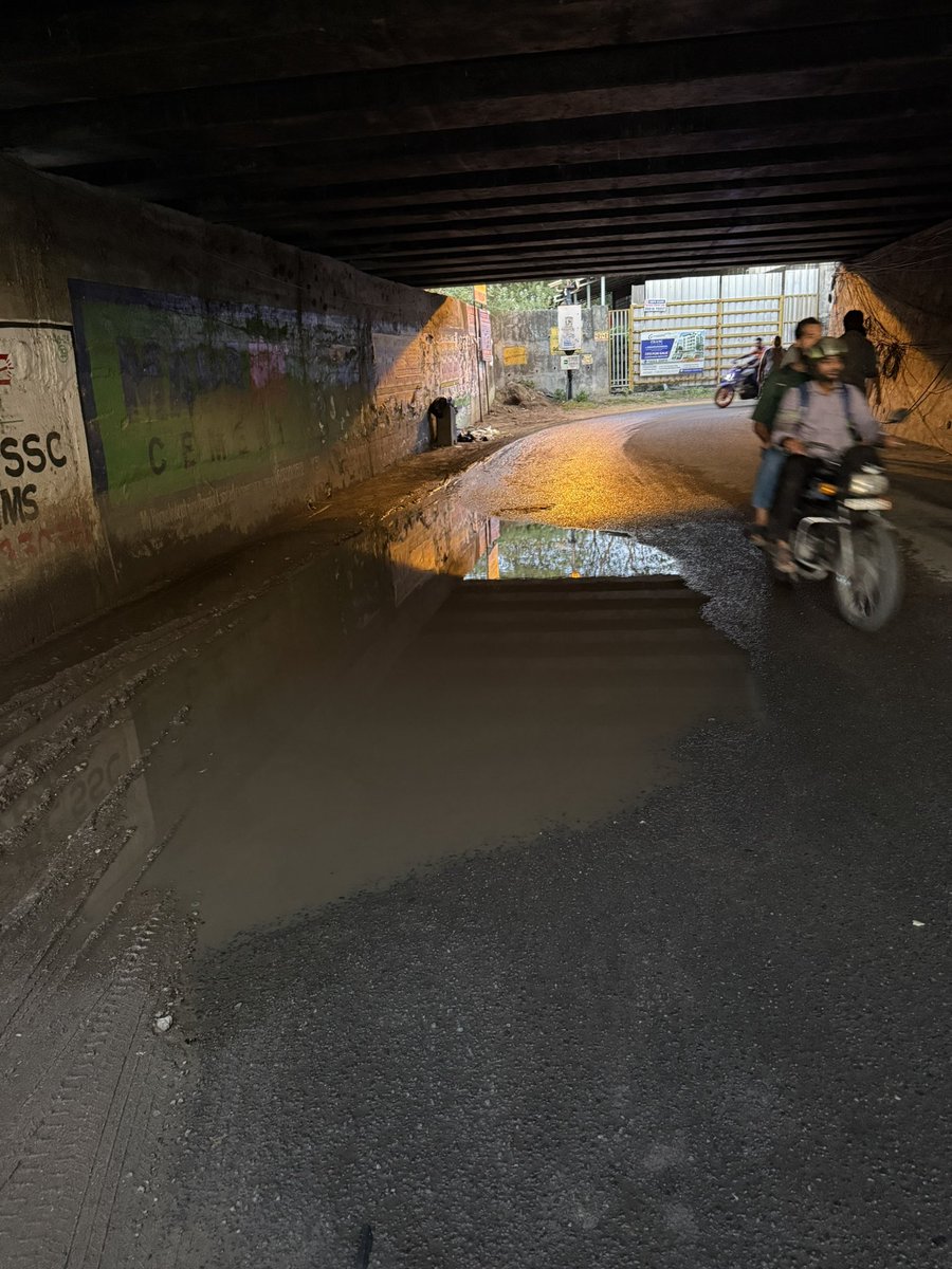 ahmalstrong's tweet photo. Hi @chennaicorp Stagnant water for over a week and Improper dustbin placement forces pedestrians onto the dry side at Ekkattuthangal–Ashok Nagar bridge subway near Puthiya Thalaimurai office. The area has become highly unhygienic with foul smell and mosquito breeding. take action https://t.co/nshVG5k20k