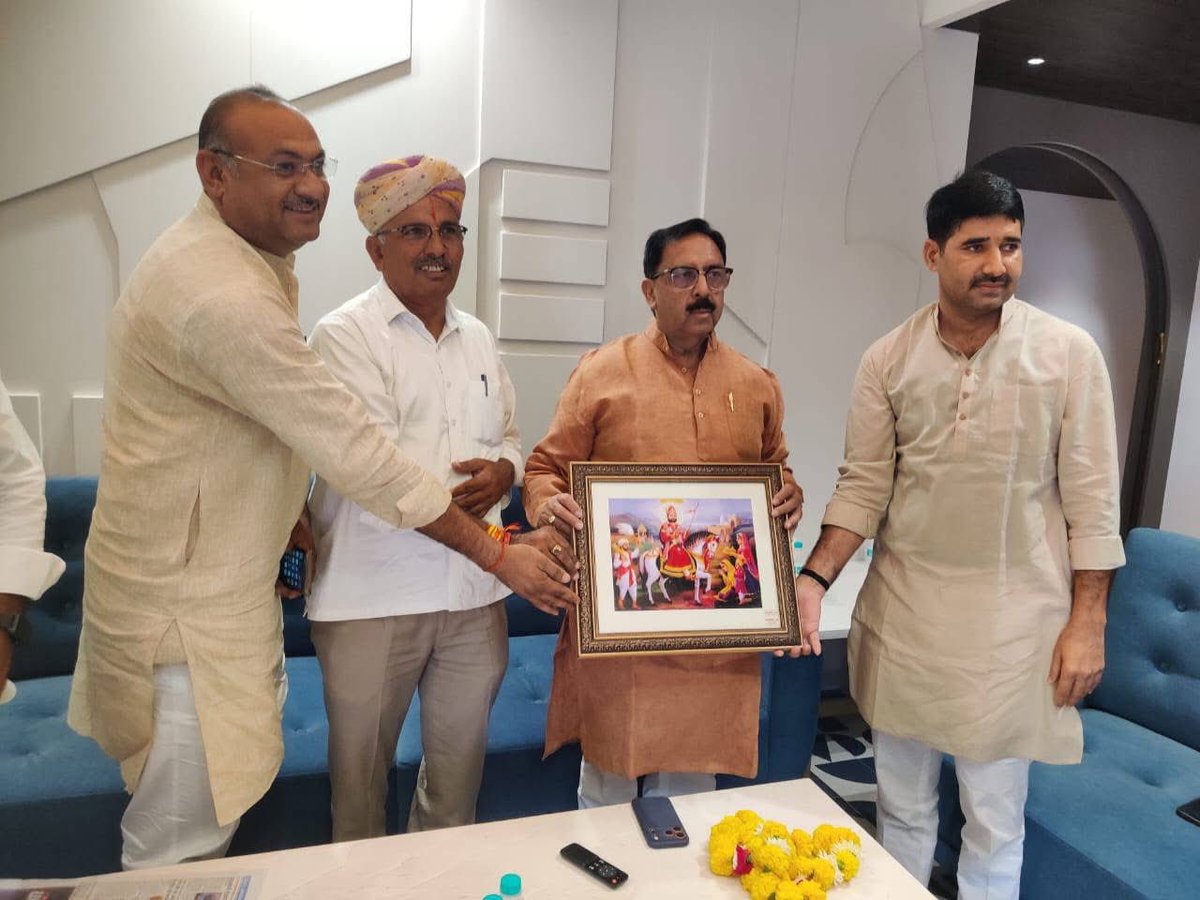 chaturvediarun1's tweet photo. परम सौभाग्य के साथ आज जन जन के आराध्य लोकदेवता बाबा रामदेव जी के पावन धाम #रामदेवरा  रूणेचा में दिव्य दर्शन कर बाबा के श्रीचरणों में नमन किया और देश एवं प्रदेश की सुख-समृद्धि, शांति और जनकल्याण की मंगलकामना की।

इस पावन अवसर पर गादीपति श्री भौम सिंह जी तंवर,
जिलाध्यक्ष श्री दलपत जी हींगड़ा,पूर्व विधायक श्री शैतान सिंह जी, जिला महामंत्री श्री संतोष जी पालीवाल, जिला उपाध्यक्ष श्री नारायण सिंह जी तंवर, जिला मंत्री श्री श्रवण जी पूनिया, निवर्तमान प्रधान श्री भगवत सिंह जी तंवर, मंडल अध्यक्ष श्री भंवर सिंह जी साधा, श्री उगम सिंह जी सहित अन्य स्नेहीजन बंधुओं का सुखद सानिध्य रहा। बाबा रामदेव जी की कृपा सभी पर बनी रहे।
 
                    •|| जय बाबा री ||•
#Ramdevra #BabaRamdevJi #आस्था #सनातनहमारीपहचान #BJPRajasthan