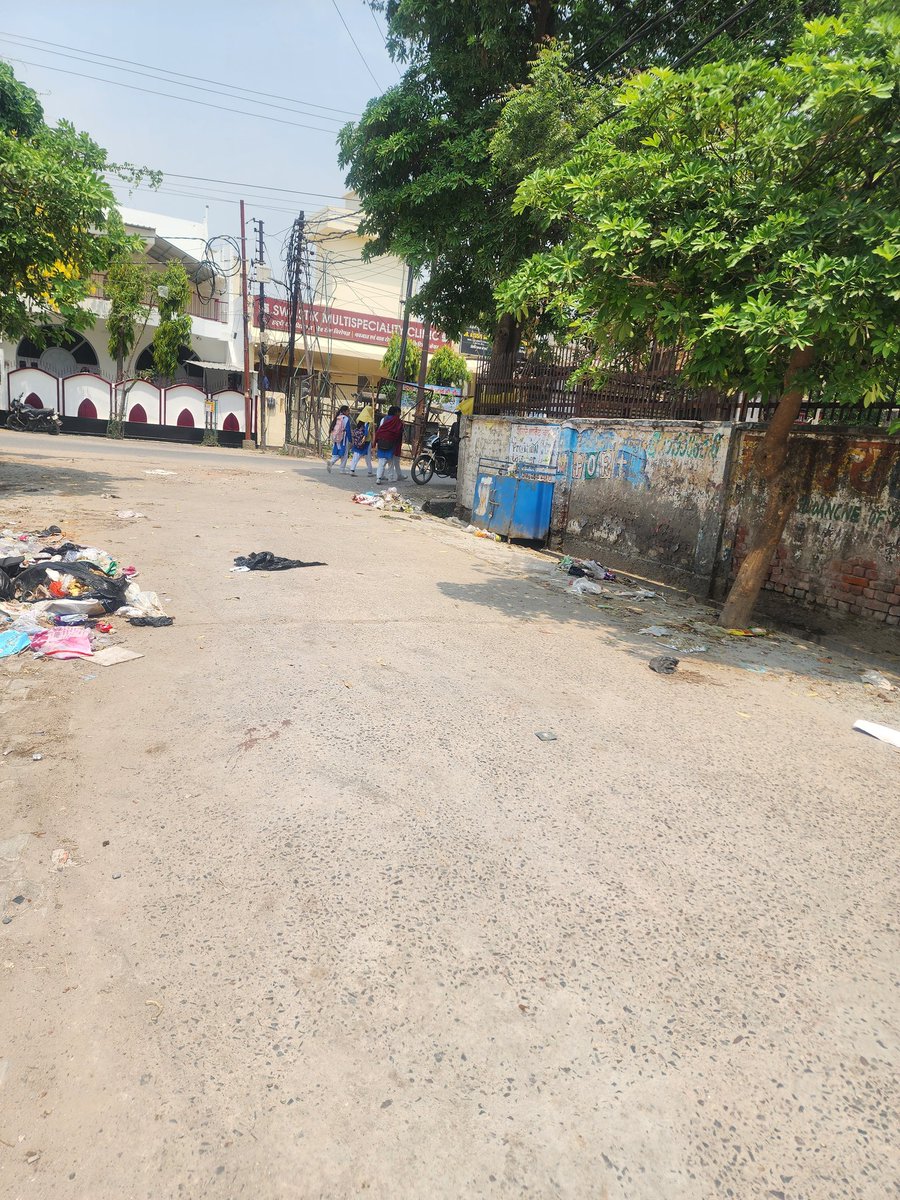 kbgupta2011's tweet photo. @aligarh_nna @iaspremprakash 
DIRTIEST ROAD AVANTIKA II ALG
नगर निगम के सफाई कर्मियों की निष्क्रियता https://t.co/iCOEvkLsQ2