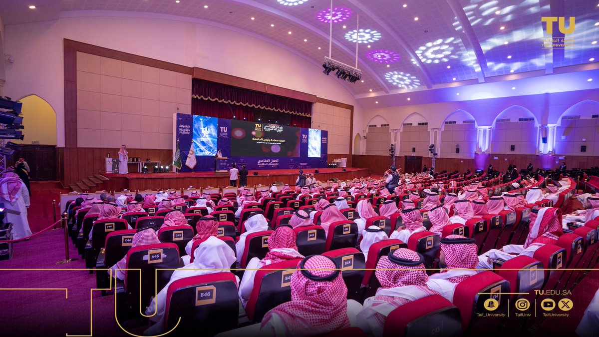 TUmoments's tweet photo. برعاية سعادة رئيس #جامعة_الطائف أ.د. يوسف بن عبده عسيري؛ أقامت الجامعة ممثلةً بعمادة شؤون الطلاب الحفل الختامي للأنشطة الطلابية بحضور سعادة وكلاء الجامعة وعمداء الكليات ومدراء الإدارات وعدد من منسوبي الجامعة ، في في حفل احتفى بالعطاء والإنجاز وجسّدت أثر الأنشطة الطلابية في صناعة التميز وتنمية القدرات وصقل المواهب.
وشهد الحفل تكريم الكليات والمنسقين والطلبة الفائزين في الأولمبياد الثقافي العلمي إلى جانب الإعلان عن نتائج مؤشر النشاط الطلابي في مشهد يعكس روح التنافس الإيجابي والإبداع الطلابي ، ويؤكد حرص الجامعة على دعم المواهب وتمكين الطلبة بما يواكب مستهدفات رؤية المملكة 2030.
كما تميّز الحفل بأجوائه التنظيمية الراقية وحضوره اللافت ليكون ختامًا لمسيرة حافلة بالإنجازات والمبادرات الطلابية النوعية التي أسهمت في إثراء الحياة الجامعية وتعزيز أثرها المعرفي والمجتمعي.