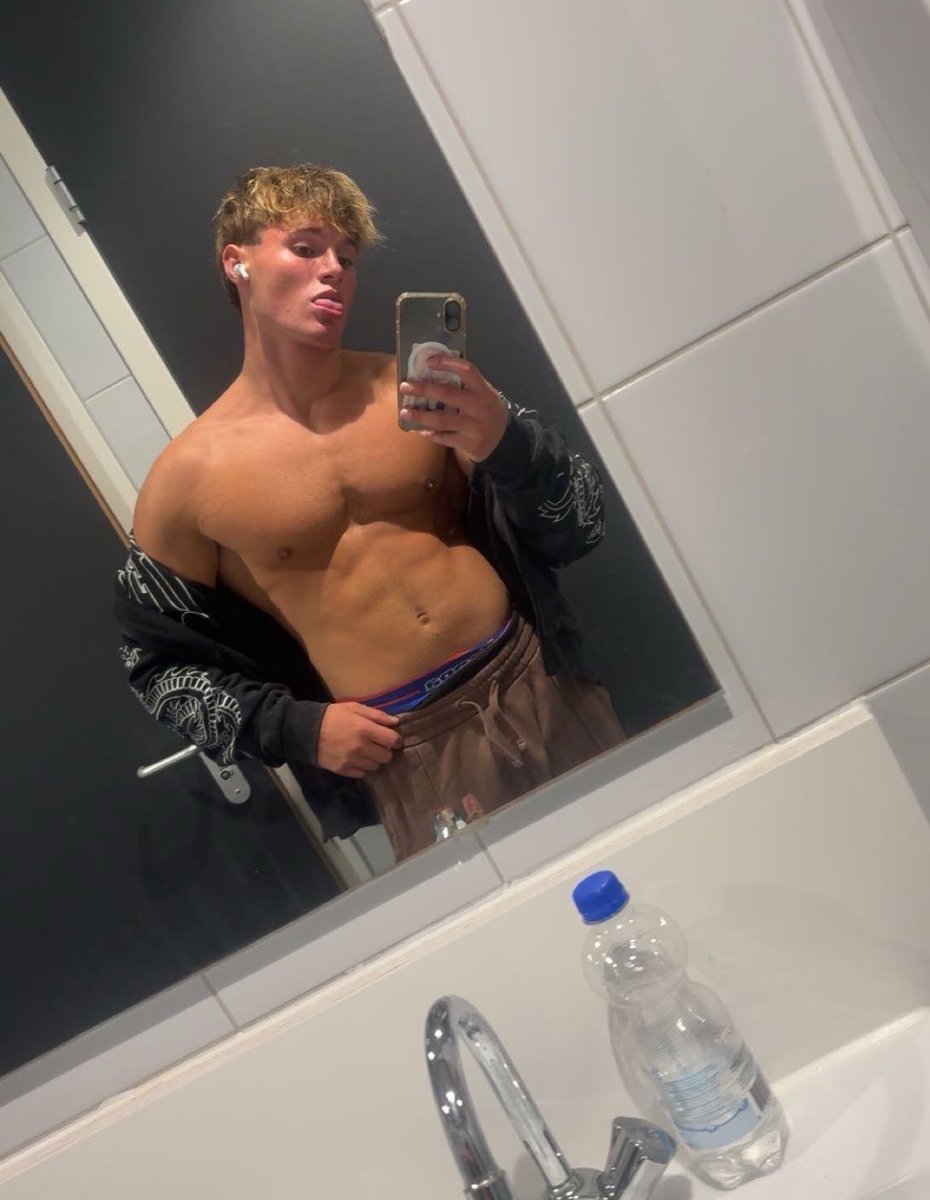 findomkingNL's tweet photo. You are just an ATM.

Neither of us cares about your financial situation. We care about mine 😈

Get sending boys, I’m feeling greedy! 

#findom #findomnl #cashmaster https://t.co/KD1ETOmOcG