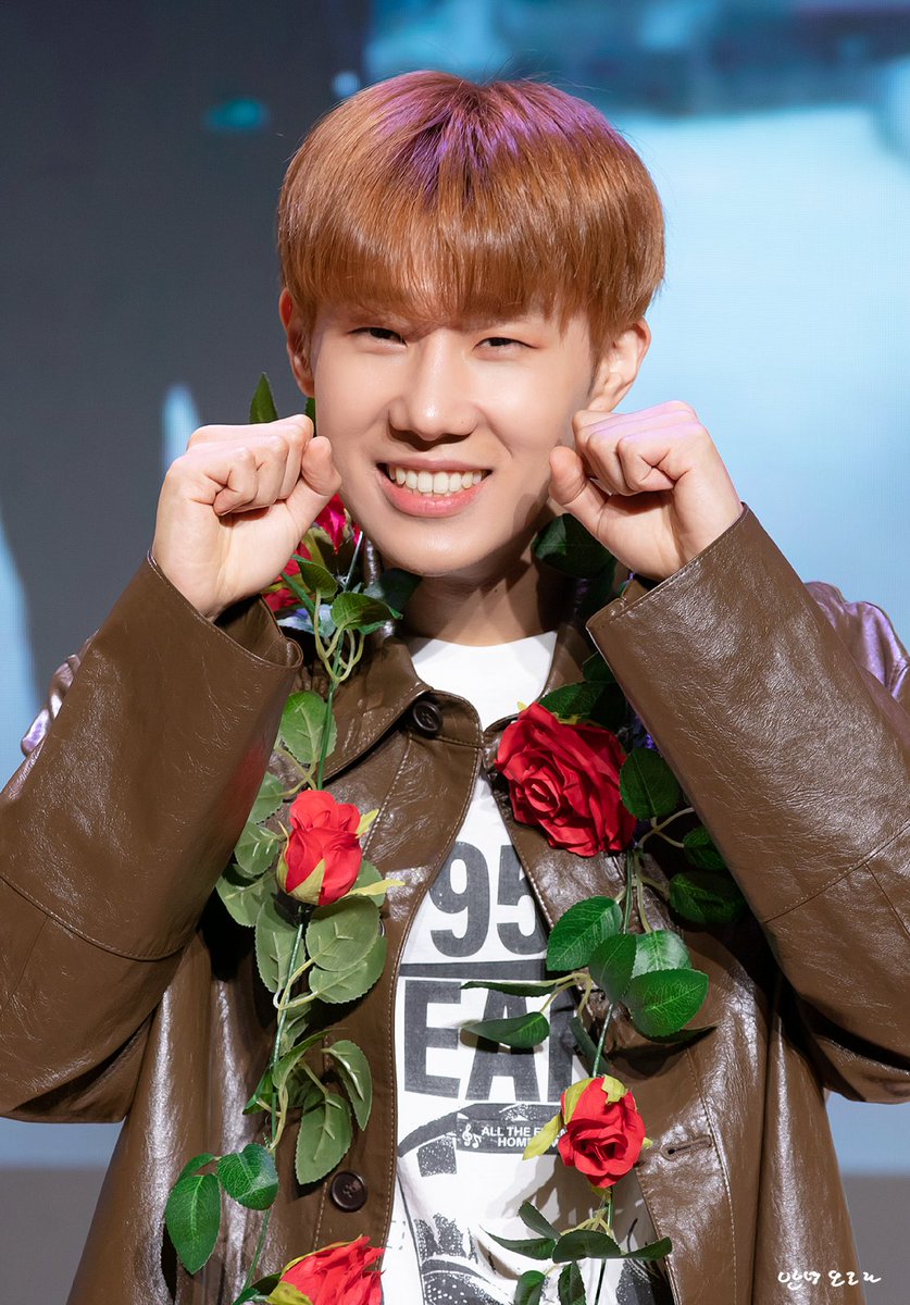 helloaurora's tweet photo. 220430 김성규 SAVIOR 팬사인회
🔫
✌️
👊😁👊
#성규 #김성규 https://t.co/Qbd4pFk2nQ