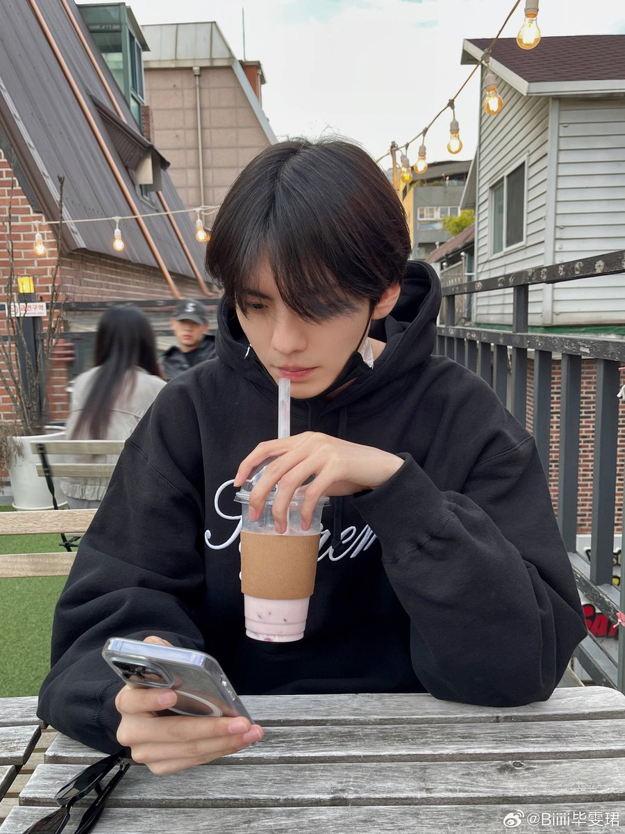 달 tweet media