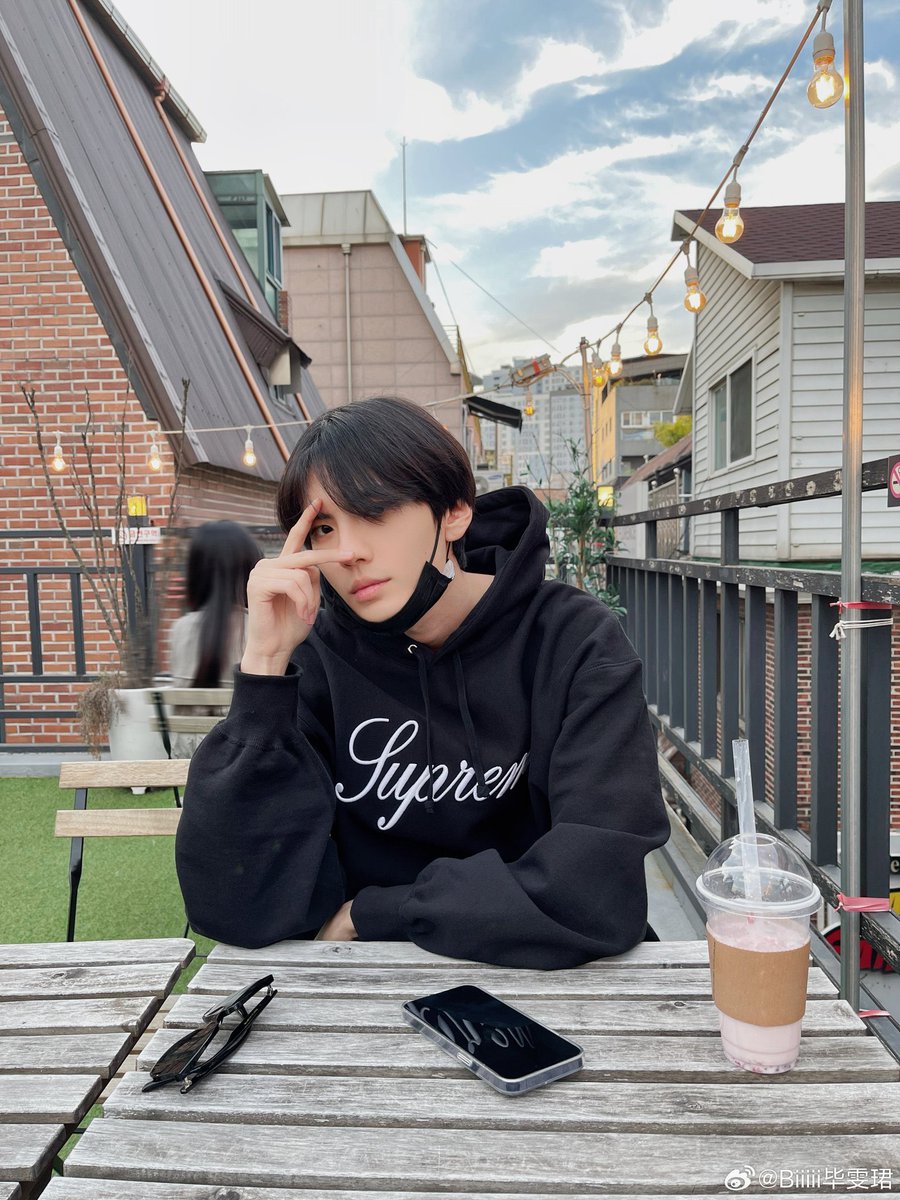 달 tweet media