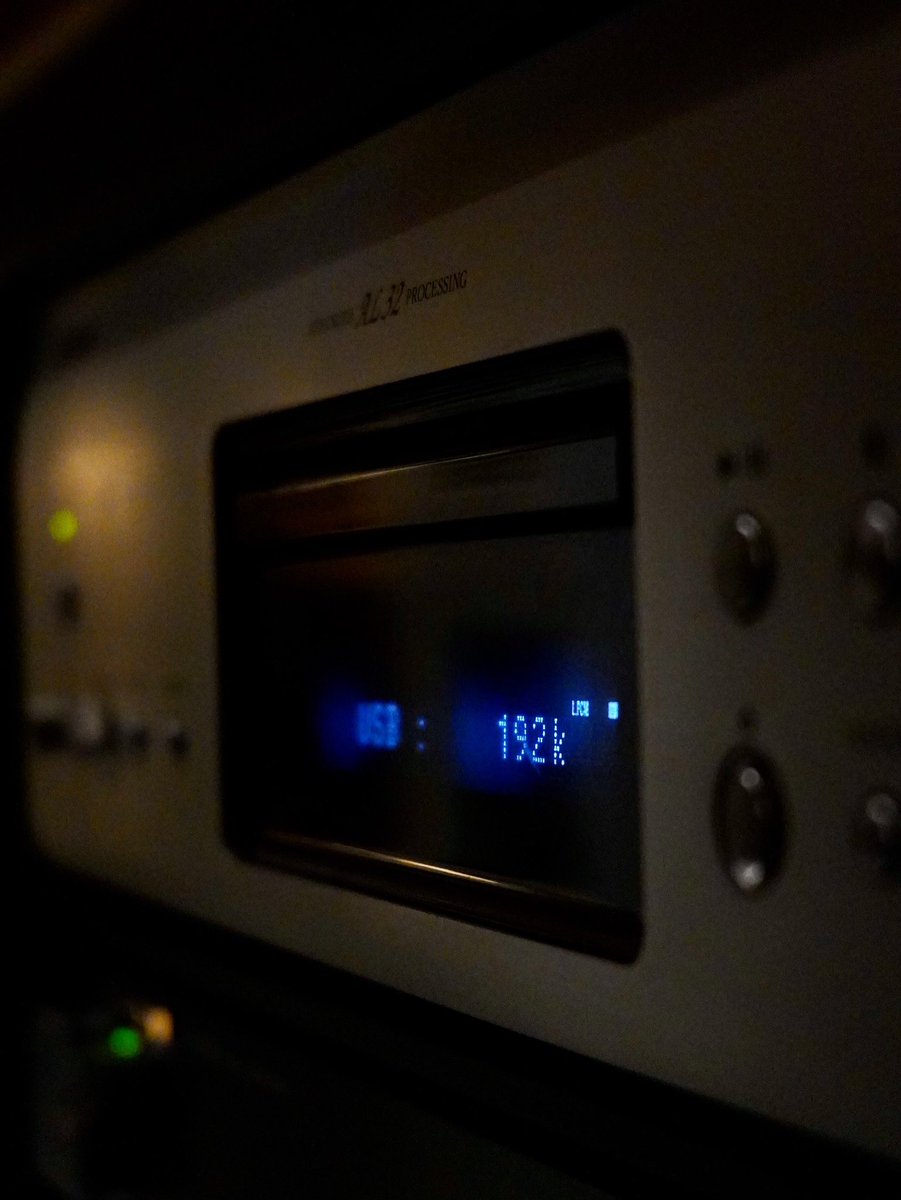barhighgood44's tweet photo. USB-DACはDENON社のCDプレイヤーを使用しています。SACDとCDの再生にも対応したモデルで、CDを持ち込んでの聴き比べも可能です💿
いい音があるだけで、一杯の味が変わります

18:00-26:00でお待ちしてます♬

北海道唯一のハイレゾバーへようこそ🥃

#ハイレゾ #ハイレゾバー #札幌バー #すすきのバー https://t.co/rJfvlBsCa1