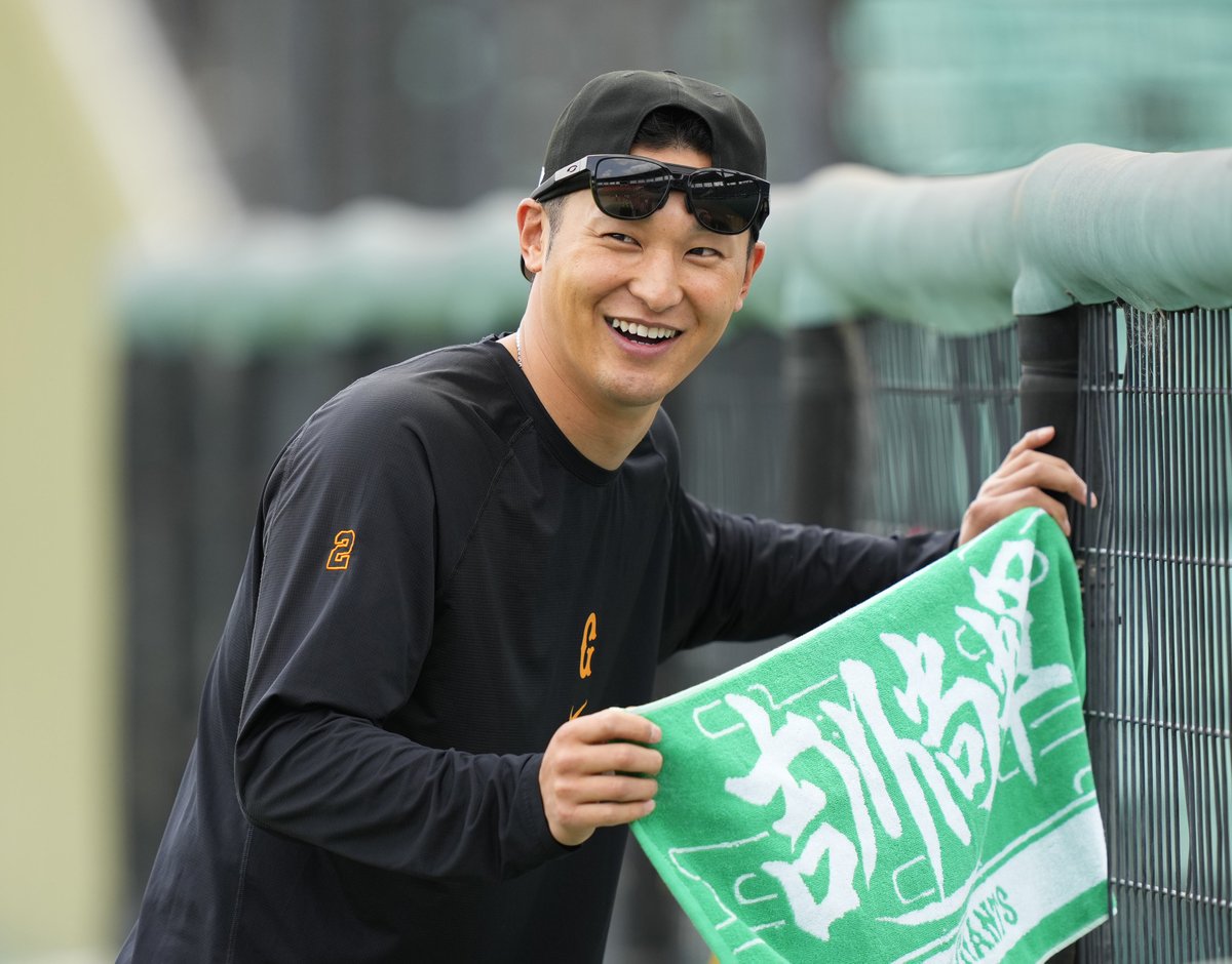 sanspo_giants's tweet photo. 【#練習風景から🏟️】　
球団撮影用に自身のタオルを持つ #吉川尚輝 選手。地元凱旋に表情も明るいです（撮影・甘利慈）

#巨人 #ジャイアンツ #giants #サンスポ https://t.co/4nFYjCaeIL