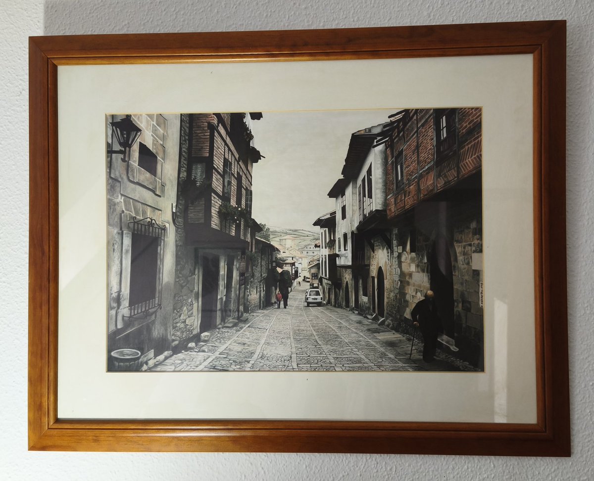 ferfedrawings68's tweet photo. He vuelto a colocar en la pared un viejo cuadro que hice en 1998, de una serie de paisajes cántabros hechos con técnica mixta, lápices de colores sobre base de rotulador. Esto es Santillana del Mar. Estuvieron expuestos un tiempo y ahora duermen en mi estudio plácidamente. https://t.co/G0JHt2hlpU