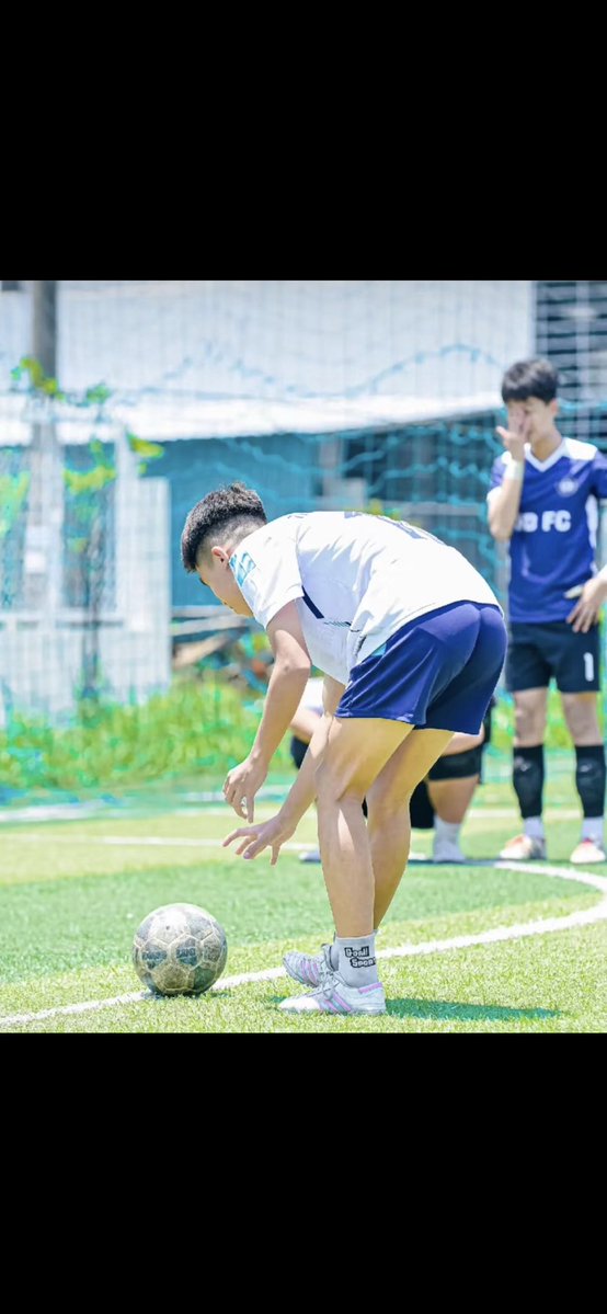 dzaicutovv's tweet photo. Sao trai đá banh thích mặc tam giác v ta https://t.co/Lybzl0aaNK