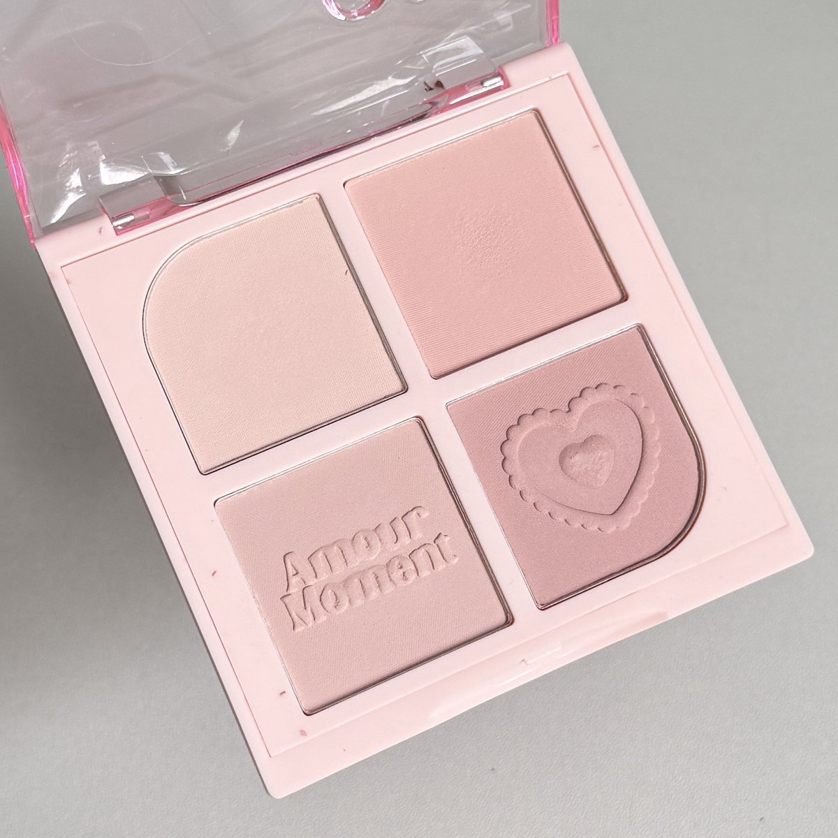 บลัชฝุ่นโืทนmisty rose ควรจะแมสที่สุดนะคือยัยmeilindaพาเลทนี้ เป็นแบรนด์ไทยที่ทำสีโทนนี้โดนเส้นสุดละ neutralไม่ชมพูไปไม่ติดส้มเกิน พาเลท4หลุมแต่ขาย200กว่าบาท ไม่รู้เอากำไรมั้ย แอบเห็นช่างแต่งหน้าใช้กันบ่อย