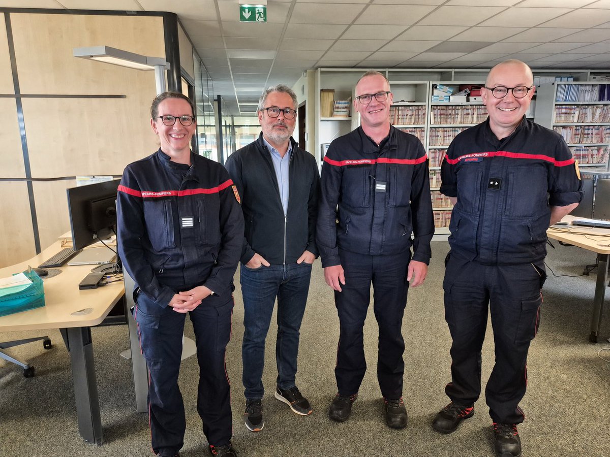 Bcoquelet86's tweet photo. Dès 08h00 ce matin, en tant que président du SDIS de la Vienne, j’ai eu le plaisir de remettre le galon de lieutenant de deuxième classe au sapeur-pompier professionnel Christophe Picard, du service prévention du SDIS de la Vienne. https://t.co/LfXgkbQMOa