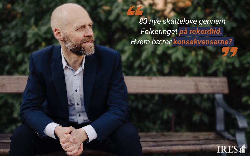 IRESDanmark's tweet photo. Tempo i lovgivning er ikke et mål i sig selv.

Ny analyse fra IRES viser, at lovgivningsprocessen under SVM-regeringen har været den næsthurtigste siden Schlüter. Særligt skatteområdet skiller sig ud: 83 nye skattelove er i gennemsnit behandlet på kun 48 dage.

Det er et område, hvor hastværk historisk har kostet dyrt — i administrative byrder for virksomhederne og svækket retssikkerhed for borgerne.

“Det her er ikke politisk. Om man er rød, blå eller lilla spiller ingen rolle. Hvis man skaber unødige byrder og bureaukrati, så opnår man ikke sine politiske mål, uanset hvad de måtte være,” siger IRES’ direktør, Jonas Herby, til Berlingske.

Den næste regering — uanset farve og mandatsammensætning — har en oplagt opgave: at hæve lovkvaliteten. Og sænke tempoet.

#lovkvalitet #regulering #hastværk