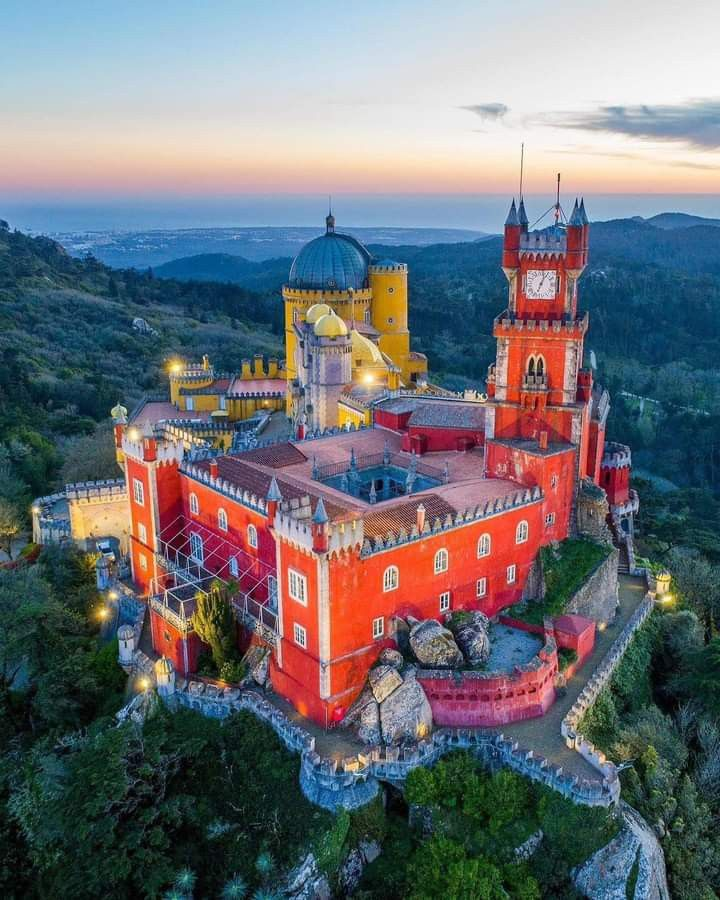 Hipotelab's tweet photo. 13. Sintra, Portugal — Palacios reales en un bosque sobre el Atlántico que parecen tomados de un sueño.
14. Bergen, Noruega — Casas de madera coloridas, mercado de pescado, siete montañas y fiordos en cada curva.
15. Plovdiv, Bulgaria — Ruinas romanas, casco antiguo bohemio y una escena de cafés que rivaliza con cualquiera en Europa.
16. Mostar, Bosnia — Un puente reconstruido después de la guerra. Una ciudad que eligió la belleza sobre el rencor.