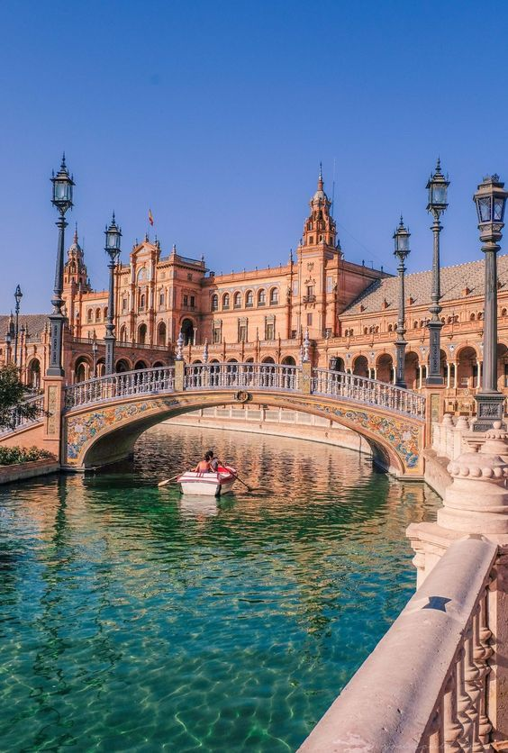 Hipotelab's tweet photo. 5. Sevilla, España — Flamenco, tapas, naranjos y la ciudad más apasionada de toda España.
6. Oporto, Portugal — Bodegas de vino, fachadas de azulejos, puentes de hierro y un río lleno de carácter.
7. Valletta, Malta — Calles barrocas, murallas de fortaleza y una pequeña capital que pega por encima de su peso.
8. Kotor, Montenegro — Murallas medievales que serpentean por una montaña sobre la bahía más hermosa de Europa.