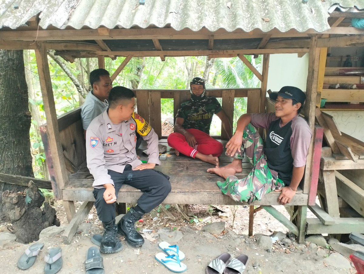 POLSEKPAMEUNGP6's tweet photo. KEGIATAN PREVENTIF PATROLI DIALOGIS/SAMBANG WARGA DALAM ANTISIPASI SPBU DAMPAK KELANGKAAN STOK BBM 2026 DI WILAYAH HUKUM POLRES GARUT https://t.co/gYa8o6MxTA