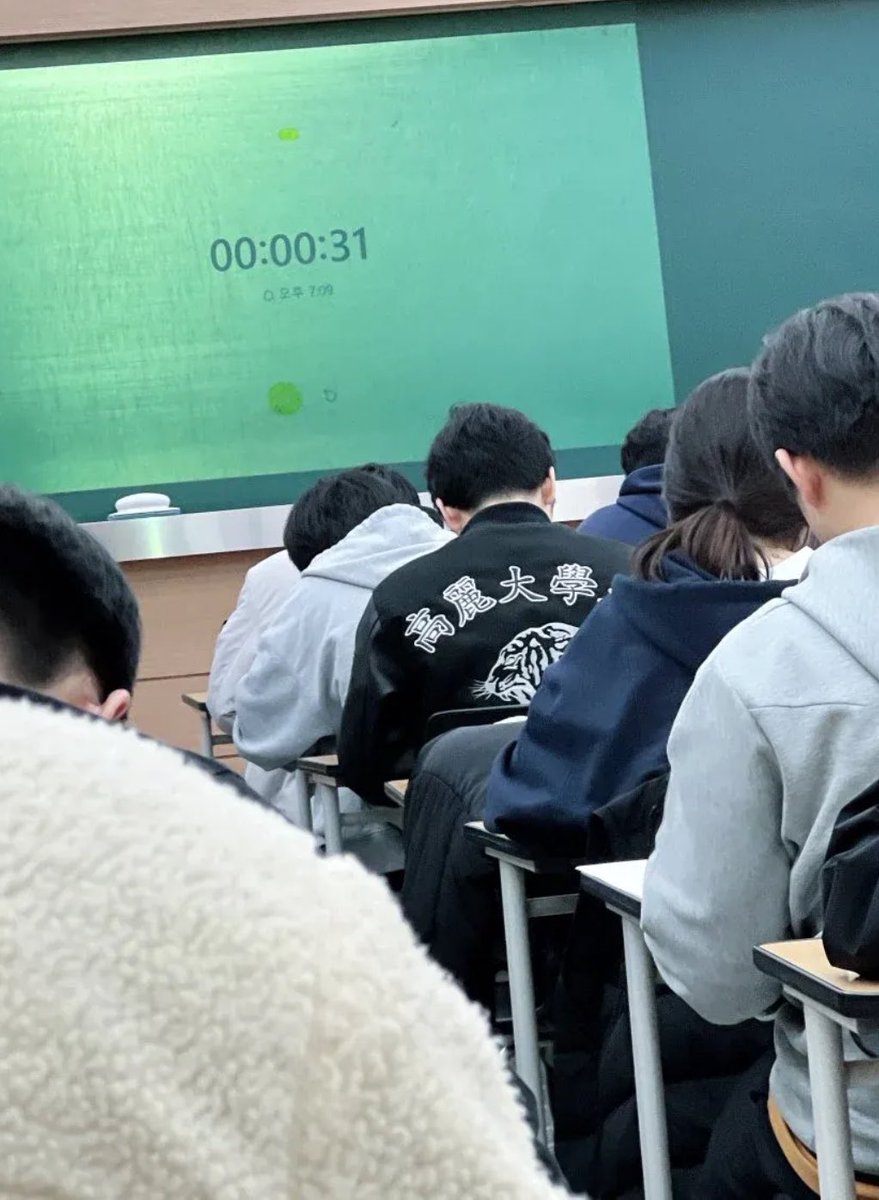 고려대 과잠입은 학생의 최후

고3들 수업듣는 대치동 단과수업에 
한 고려대생이 과잠을 입고옴.

아직 5월이라 반수시즌도 아니고, 
재수학원도 아닌데 당당히 과잠을 입고옴.

그래서 수업하는 강사가

“넌 여기 왜 있느냐!
메디컬도 아니고 서울대도 아닌 주제에 
고등학생들한테 관심은 받고