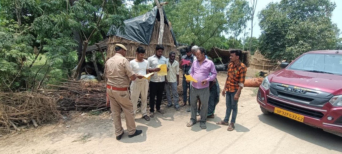 budaunfire's tweet photo. UPF&amp;ES के आदेश के अनुपालन में व सीएफओ महोदय के निर्देशन  में दि0 12/05/26 को जनपद के समस्त प्रभारियों के द्वारा स्कीम नं 15 के तहत जनपद में झुग्गी ��ोपड़ी में आवासित व्यक्तियों को अग्निसुरक्षा के प्रति जागरूक किया गया एवं पेम्प्लेट्स वितरित किए गए। https://t.co/wk7WZnJseC