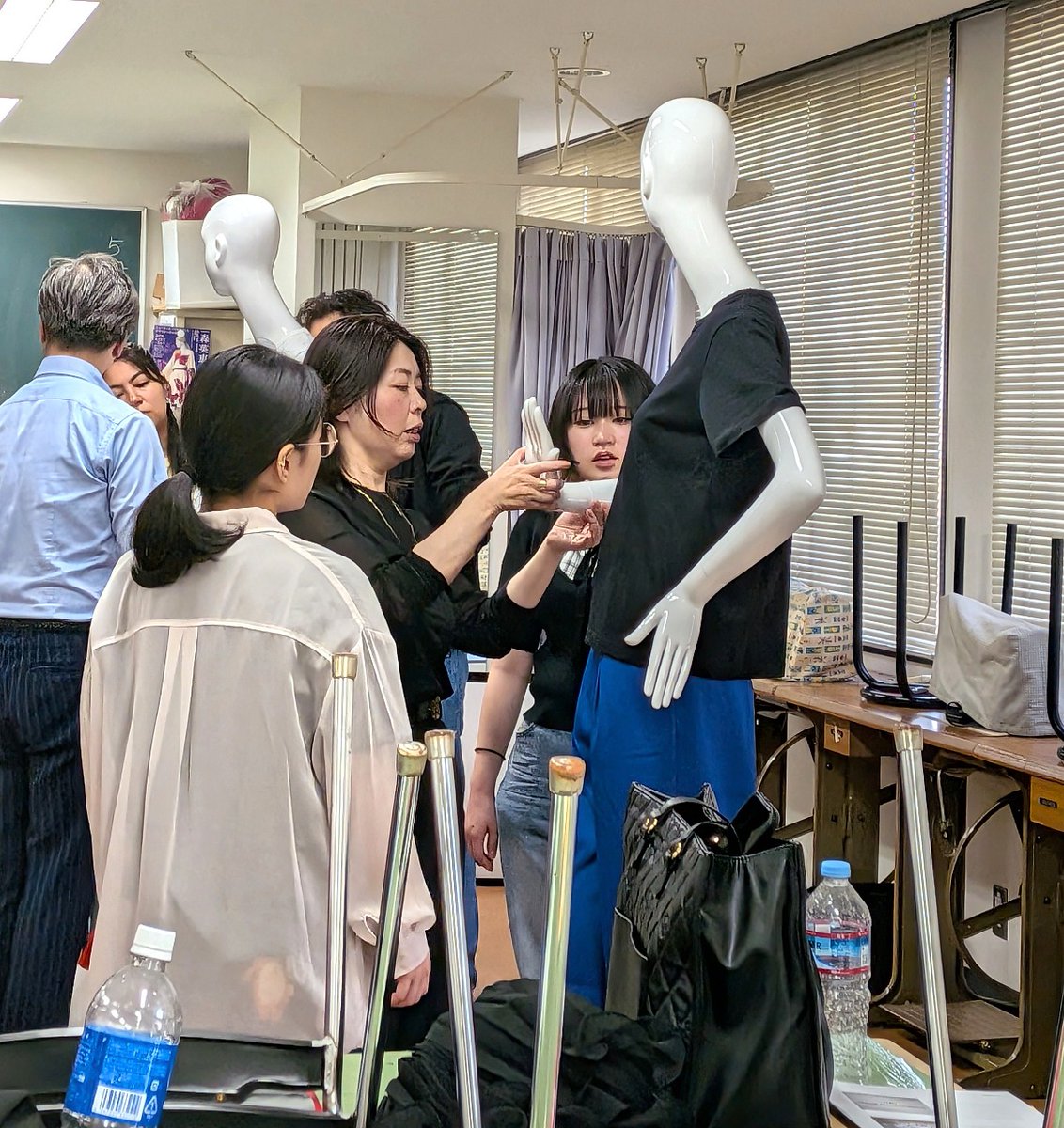 tfi_1913's tweet photo. 今日はファッション科ときもの科1年生合同で、マネキンの着せ方・見せ方を学びました！初めての作業で大変でしたが、グループ皆で力を合わせて頑張りました
#東京ファッション専門学校　#松屋の学校　#服飾専門学校　#きもの専門学校　#東京のファッション学校　#東京のきもの学校　#和裁士 https://t.co/nUXGvjh046