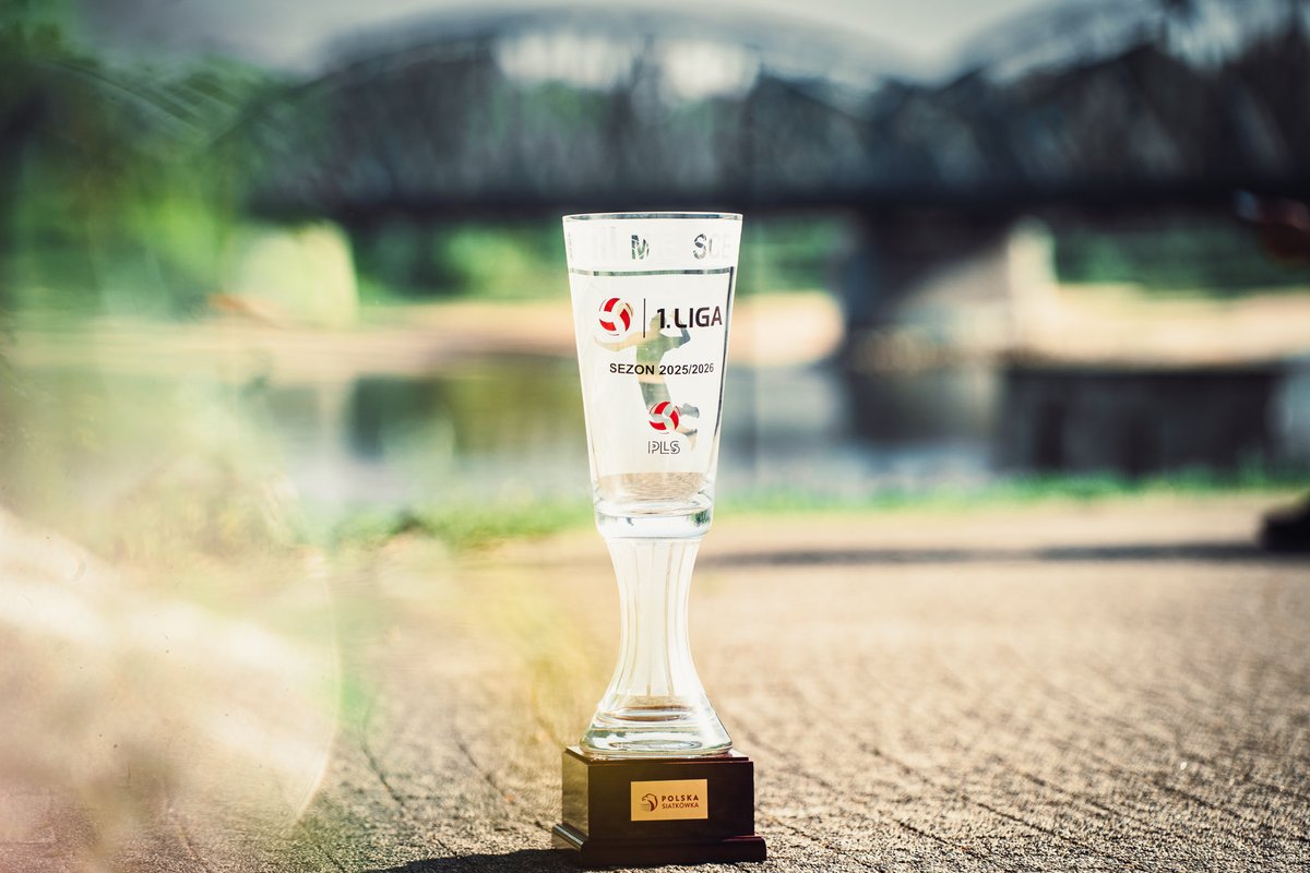 AniolyTorun's tweet photo. 👼🏐 Zabraliśmy ostatnio puchar na mały spacer po mieście 😉🏆

Chyba szybko się tu zadomowił… i szczerze? Nam też bardzo podoba się ten widok 💙

#LatajcieWysoko #JeszczeWyżej https://t.co/WqieHAJay8