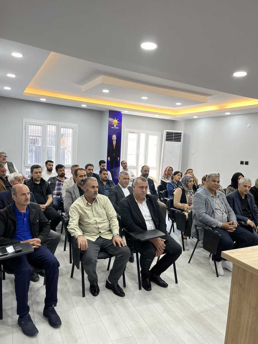 AKGENCLKSIVEREK's tweet photo. İlçe Başkan Vekilimiz Av. Murat Malbora başkanlığında; koordinatörümüz Salih Çoban, ana kademe, gençlik kolları ve kadın kollarımızın katılımlarıyla istişare ve değerlendirme toplantımızı gerçekleştirdik. Toplantımızda teşkilat çalışmalarımızı değerlendirerek önümüzdeki süreçte yapılacak çalışmalar üzerine fikir alışverişinde bulunduk. Birlik ve beraberlik içerisinde durmadan çalışmaya devam ediyoruz.

#AKPARTİ 
#gençliğinlegeleceğeyönver 

@avyusufibis 
@osmannazlier 
@abdullahutr 
@furkankucukk_ 
@AKGenclikGM 
@Cengizozeyran82 
@RahimeTuysuz 
@akgencliksurfa 
@aksiverek 
@ramazanacar199 
@akkadinsiverek