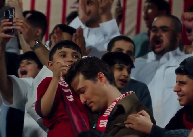 woahmed1's tweet photo. لو اجري تحليل عن ابرز مواصفات رؤساء الأندية السعودية الناجحين إعلامياً عبر التاريخ، لوجدنا مواصفات متشابهة، لكن ما الجديد والإضافة التي قدمها رئيس نادي الخلود بن هاربروغ @BenHarburg  مقالي (هداف الموسم) يحاول قراءة ظهوره الإعلامي

الأميركي بن هاربورغ مالك نادي الخلود السعودي، يقدم أداءا إعلاميا لافتاً وجديراً بالتحليل للفائدة. وإذا كانت كل أندية دوري روشن السعودي للمحترفين تجيز اللعب بثمانية محترفين أجانب، فإن بن هامبروغ يكاد يكون هو المحترف التاسع الذي يلعب مع فريقه ويساهم في انتصاراته بل ويسجل الأهداف حتى لو كانت من المدرجات.

هامبروغ ظهر في مدرجات فريقه في نصف نهائي كأس الملك، حاملاً بين يديه طفلاً من مشجعي فريقه، يترقب معه نتائج ركلات الجزاء أمام حامل اللقب الاتحاد، لحلظة بلحظة بكل ما تحمله ركلات الجزاء من لحظات الترقب والرجاء لجمهور فريق صعد للتو لمصاف أندية الضوء وبات على مسافة ركلة واحدة ليكون في منصة أغلى البطولات في السعودية.  الطفل كان عبدالله الثواب، وهو مشجع مخلص يواظب مع والده على حضور المباريات، لكن كم الأطفال المخلصين في حبهم لأنديتهم؟ وكم من الأندية التي فكرت في بناء رسالة اتصالية وعلاقة صادة بالاعتماد على هذه الفئة من الجمهور.

لو اجري تحليل عن ابرز مواصفات رؤساء الأندية السعودية الناجين إعلامياً عبر التاريخ، لوجدنا مواصفات متشابهة، لعل من بينها إجادة التصريحات المثيرة للجدل، وتلك التي تلامس عواطف الجماهير، من وعود كبيرة وصفقات مدوية، أو تتحدى أو تسخر من الخصوم، أو نتتقد الحكام. فمنصب رئيس النادي مرتبط بالوجاهة الاجتماعية ويُنظر إليه كمنصة نفوذ عابر وسريع أكثر منه دوراً تواصلياً وتفاعلاً مستديماً.

ومع ذلك، فإن التحولات نحو الخصخصة لتي تشهدها أنديتنا في عصر مشاريع رؤية السعودية 2030، ربما تعيد تعريف دور رئيس النادي، الذي يمكن أن يكون هو مالك النادي أيضاً كما هو الحال مع بن هامبورغ في نادي الخلود.

ورأيي أن ما يقدمه رئيس الخلود يتجاوز مجرد الظهور؛ إنه نموذج جديد. فمن خلال استخدامه لغة عربية بسيطة وقريبة من المجتمع المحلي عبر حساباته، إلى تصريحاته المتزنة بعد المباريات، وصولاً إلى ظهوره المحدود ولكن المؤثر ولعل آخره ارتدائه الزي السعودي، بالبشت والشماغ، لدى حضوره المباراة النهائية لكأس الملك وتشرفه بالسلام على راعي الحفل سمو ولي العهد، وقبلها صورته مع الفريق على الدرجة السياحية في الطائرة التي تقل الفريق للمباراة النهائية، ينجح في ترسيخ صورة لمالك النادي ورئيسه بمعايير مختلفة عن تلك التي اعتدناها في السابق. وتعكس فهماً لفنون العلاقات العامة وعلم الاتصال الحديث المعتمد على البساطة والجانب الانساني، حيث لا يكفي أن تكون حاضرة في الصورة، بل يجب أن يكون حضورك ذا معنى.

في الإعلام والاتصال الجمهور ليس متلقياً سلبياً، بل شريكاً في التجربة. تؤثر فيه الصورة الصادقة، والكلمة البسيطة، والتمثيل الحقيقي لهويته. وهنا تحديداً تكمن أهمية هذا النوع من النماذج القيادية.

https://t.co/OHBHP9Rl0U