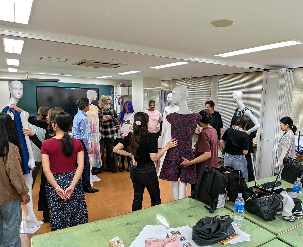 tfi_1913's tweet photo. 今日はファッション科ときもの科1年生合同で、マネキンの着せ方・見せ方を学びました！初めての作業で大変でしたが、グループ皆で力を合わせて頑張りました
#東京ファッション専門学校　#松屋の学校　#服飾専門学校　#きもの専門学校　#東京のファッション学校　#東京のきもの学校　#和裁士 https://t.co/nUXGvjh046