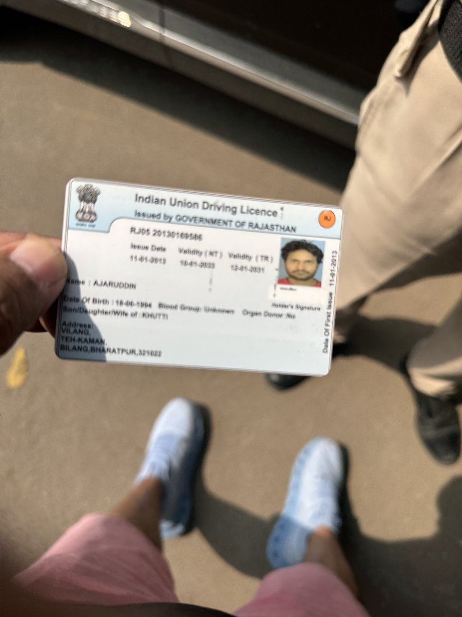 sayedakramali's tweet photo. @DCPSouthDelhi 

Today my car met with an accident by a big dumper truck transport sand in a residential colony at Alaknanda red light. The PCR police tried his best and helped the truck flees and diverted me to some other police station as he spoke to the owner of the truck. https://t.co/gnwgDRm9MQ
