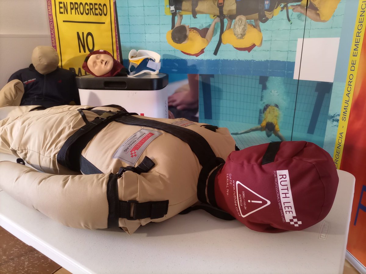 EviMaxpreven's tweet photo. Maniqui de formación de sanitarios. Perfecto para entrenarse en toda maniobra que requiera mover al paciente. Con sus 50 kilos de peso es muy interesante #celador #sanitario #enfermeria #tcae #due #tes #formacionanitaria #emergencia #tce #fpsanitaria #formacionprofesional https://t.co/bQ8ZBk2xxp