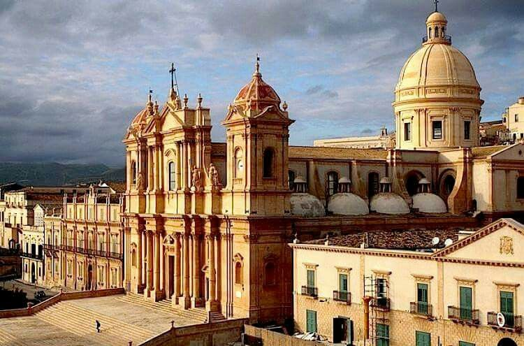 Hipotelab's tweet photo. 25. Noto, Sicilia — Edificios barrocos en piedra color miel que brillan dorados cada tarde.
26. Skopje, Macedonia del Norte — Extraña, fascinante, llena de estatuas y completamente distinta a cualquier lugar en Europa.
27. Timișoara, Rumanía — Plazas hermosas, historia multicultural y la ciudad donde comenzó una revolución.
28. Tartu, Estonia — Pequeña ciudad universitaria con grandes ideas y una energía que Tallin se lleva todo el crédito.