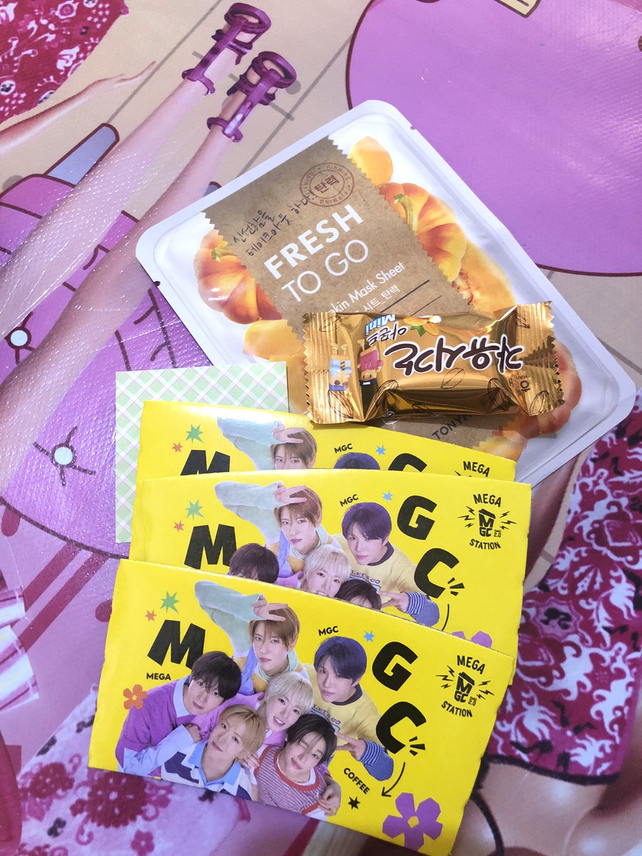 yeayyy dapat paket dari kakak <a href="/kiyeokiyeo/">🦋</a> 🥰🤍
makaciiii banyaak kak udah ingat akuu, beneran gemes bgttt cup sleveenya dan gak ekspek dapat oleh-oleh masker jg HAHAHA. lovee besarrrr!! see youuu juliiiiiii😚🤍✨

(maaf fotonya tidak proper karna sudah excited WKWK)