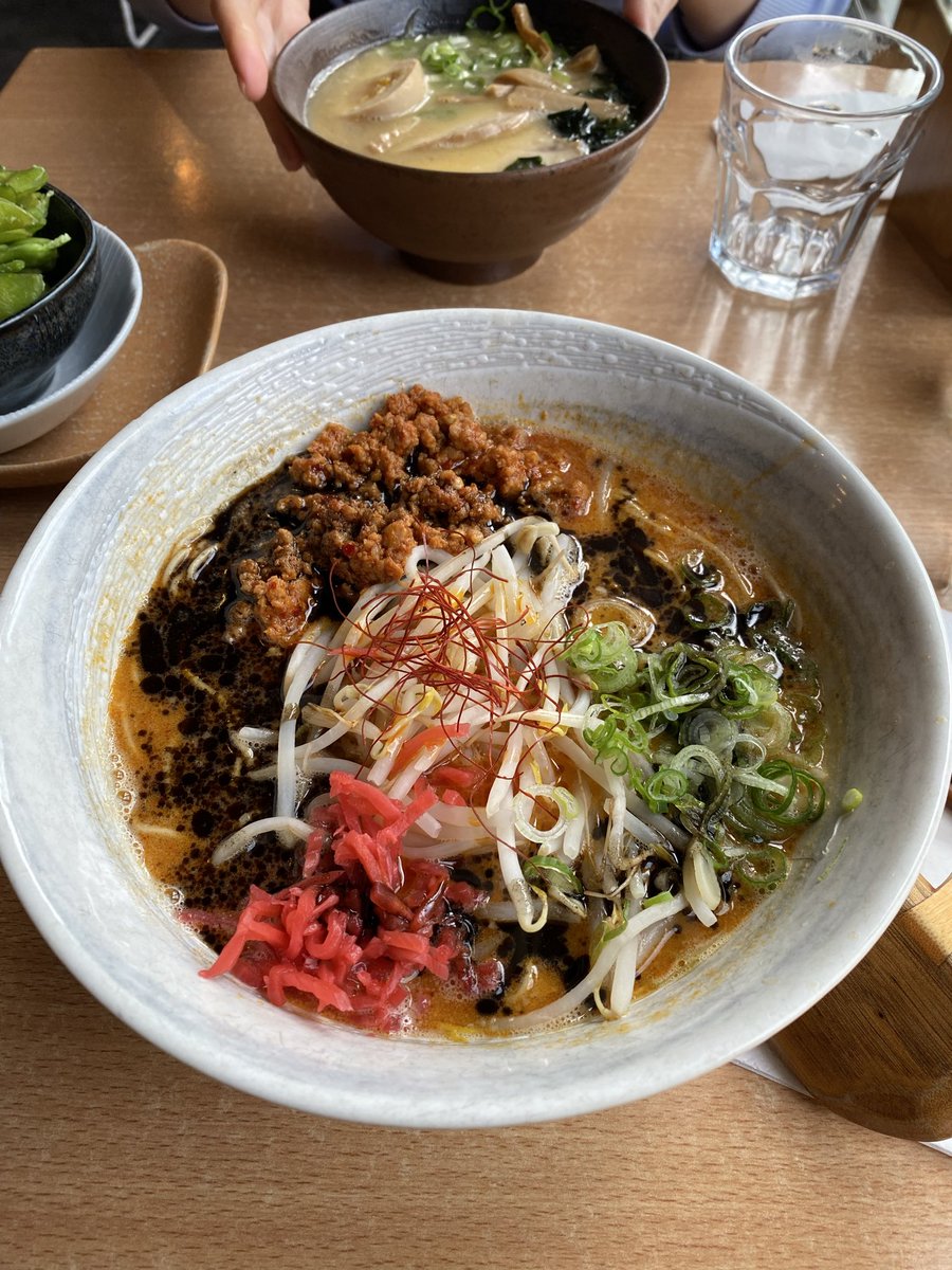 flablacom's tweet photo. Goemon Ramen Bar - аутентичный рамен бар, большой выбор базы: тонкоцу, шою, куриный, веган(мисо что ли). А так же все возможные стартеры. Никакого пребукинга, в час пик придется постоять в очереди, но оно того стоит - https://t.co/JLcusDVA3W https://t.co/5SQTHjbi2T