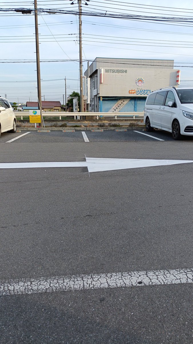 5/14に閉店する近くのスーパー 何故か駐車場の流れの線が書き直され