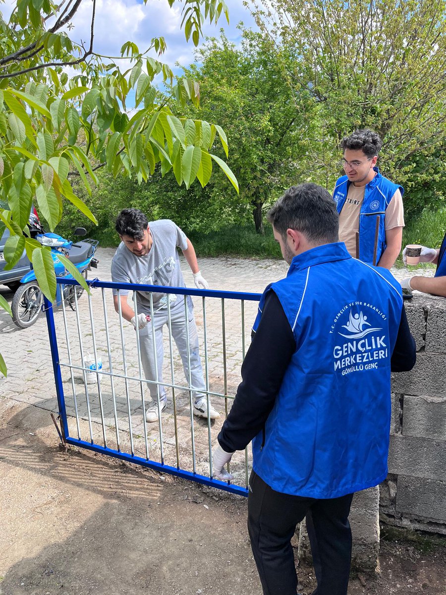 GSB_BucakGM's tweet photo. 💙 Engelliler Haftası kapsamında gönüllü gençlerimizle birlikte görme engelli teyzemizin evinde temizlik ve tadilat çalışmaları gerçekleştirdik.

Gençlerimizin emeği ve dayanışmasıyla bir gönle daha dokunmanın mutluluğunu yaşadık. 🙏

#engellilerhaftası 
#gönüllülükkulübü https://t.co/DA2ngwyRKi