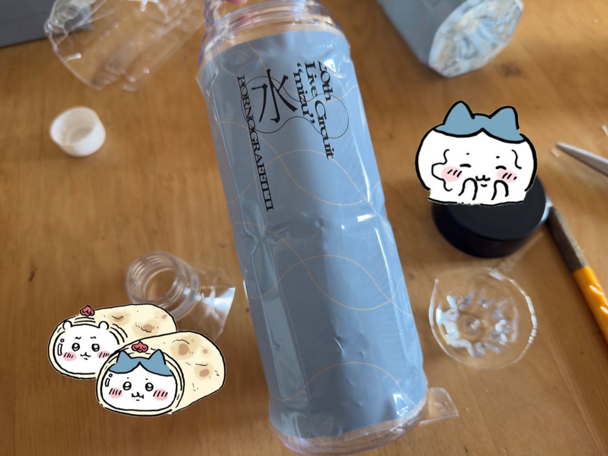 sha_y15's tweet photo. これをこうしてこう！
水ツアーのペットボトル。捨てたくなくてボトルにしてずっと毎日水が飲めるよう工作。やる気とダイソーに行く元気とペットボトルを切り刻む暇な時間と熱いお湯でてきるのでおすすめ。 https://t.co/gTOFIIUaua