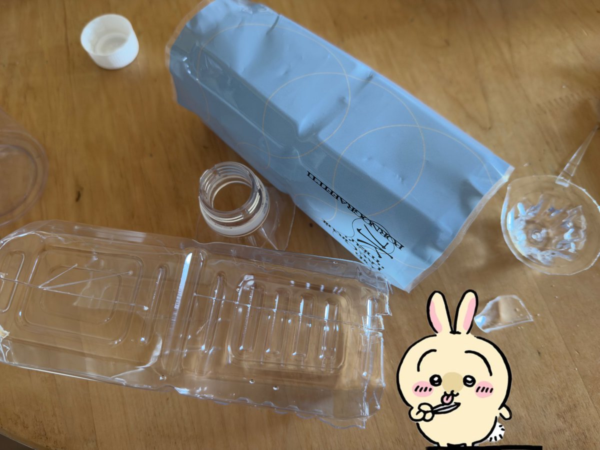 sha_y15's tweet photo. これをこうしてこう！
水ツアーのペットボトル。捨てたくなくてボトルにしてずっと毎日水が飲めるよう工作。やる気とダイソーに行く元気とペットボトルを切り刻む暇な時間と熱いお湯でてきるのでおすすめ。 https://t.co/gTOFIIUaua