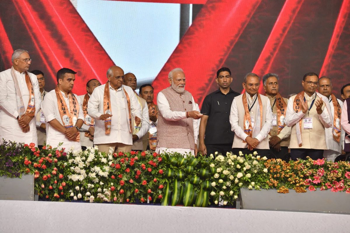 iJagdishBJP's tweet photo. સમાજ નિર્માણથી રાષ્ટ્ર નિર્માણનો સંકલ્પ! 

 વડોદરાની પવિત્ર ધરા પર માનનીય પ્રધાનમંત્રી શ્રી નરેન્દ્રભાઈ મોદી સાહેબના વરદહસ્તે 'સરદારધામ-3' સંકુલનું ભવ્ય લોકાર્પણ સંપન્ન થયું. 

આ ઐતિહાસિક અવસરે સમસ્ત પાટીદાર સમાજ દ્વારા જનસેવા અને રાષ્ટ્રભક્તિના પર્યાય એવા આદરણીય પ્રધાનમંત્રી શ્રી @narendramodi સાહેબનું 'સરદાર ગૌરવ રત્ન'થી વિશેષ સન્માન કરવામાં આવ્યું. આ સન્માન એ રાષ્ટ્ર પ્રથમની ભાવના અને સમાજ પ્રત્યેના તેમના અતૂટ સમર્પણનું પ્રતીક છે. 

સરદારધામ-3 સંકુલ વિકસિત ભારત અને મજબૂત સમાજના નિર્માણ માટે આગામી પેઢી માટે પ્રેરણાનું કેન્દ્ર બનશે.