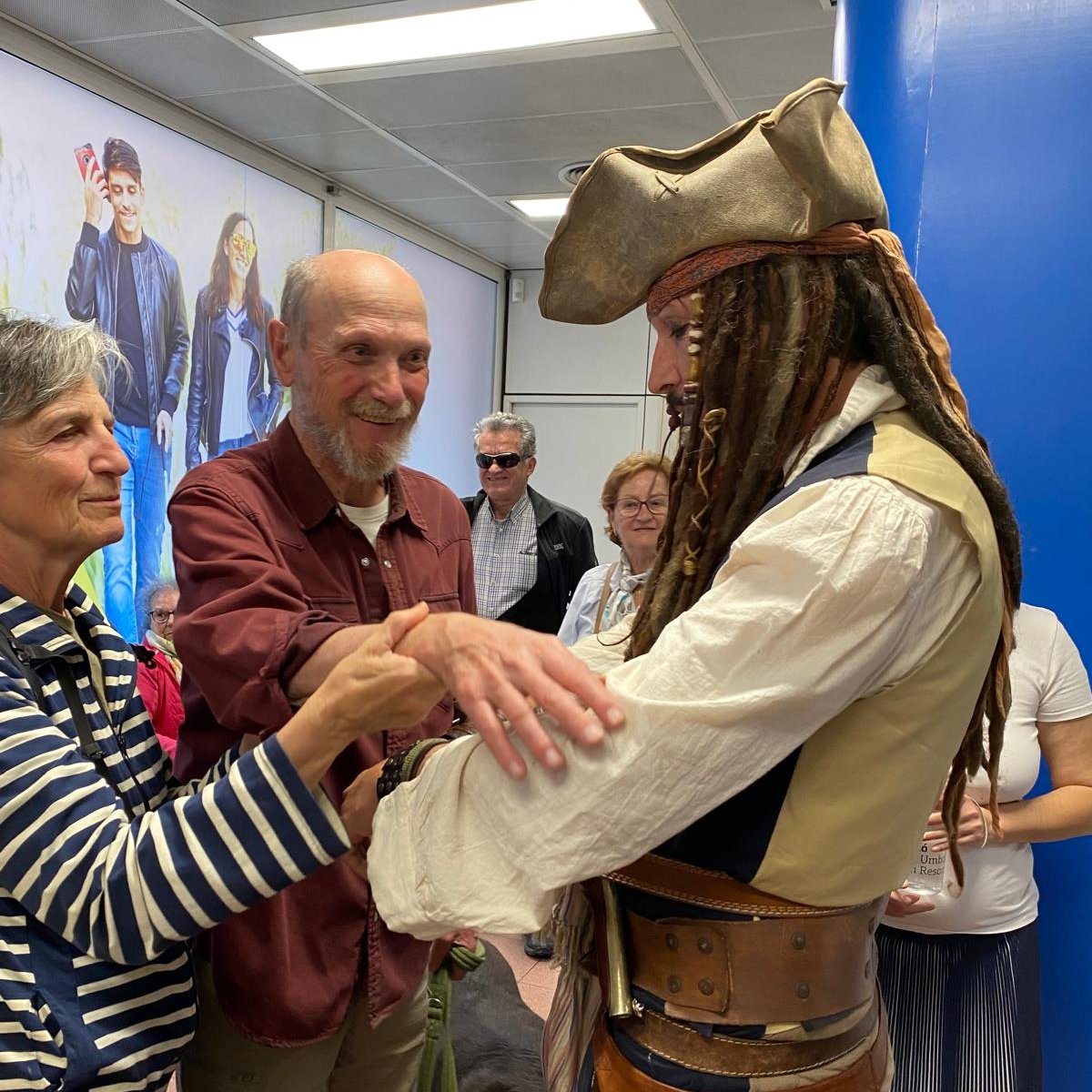 ONCECatalunya's tweet photo. 🏴‍☠️ En el Marc de la Setmana del @GrupoSocialONCE a Catalunya, @BerniDepp, doble oficial de l’actor Johnny Depp a Espanya, s'ha posat en la pell d'una persona cega fent un recorregut a cegues i amb bastó blanc i llegint un petit guió amb ulleres de simulació de baixa visió. https://t.co/h3Cs5H21ZW