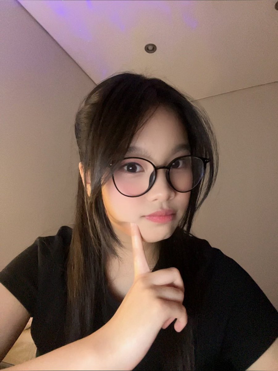BerbahaGIA_ID's tweet photo. Selamat sore dan happy #SelaSopia ๐ค๏ธ
Semoga sore ini jadi waktu yang cukup buat kamu menarik napas lebih lega setelah menjalani hari yang mungkin melelahkan. Terima kasih karena sejauh ini kamu sudah bertahan, sudah berusaha menjalani semuanya dengan baik, dan tetap kuat meskipun ada banyak hal yang kadang dipendam sendiri. Tidak semua orang bisa melewati hari dengan mudah, jadi aku harap kamu juga bisa sedikit lebih menghargai diri kamu hari ini.
Selasa memang sering terasa seperti hari yang panjang. Weekend masih terasa jauh, tugas dan kesibukan masih terus berjalan, kadang badan capek tapi pikiran juga belum bisa benar-benar istirahat. Tapi di tengah semua itu, aku cuma ingin bilang kalau kamu sudah melakukan yang terbaik sejauh ini. Jangan terlalu keras sama diri sendiri yaa. Kalau hari ini belum berjalan sempurna, itu tidak apa-apa. Besok masih ada kesempatan baru untuk mencoba lagi.
Semoga sore ini membawa hal-hal baik buat kamu. Semoga ada kabar yang menyenangkan, ada hati yang kembali tenang, dan ada senyum kecil yang bisa bikin harimu terasa lebih hangat. Jangan lupa istirahat sebentar, minum yang cukup, makan yang teratur, dan kasih waktu buat diri sendiri supaya tidak terlalu lelah mengejar semuanya sekaligus.
Dan untuk kamu yang sedang membaca ini, semoga langkahmu selalu dipermudah, semoga semua usaha dan kerja kerasmu perlahan menemukan hasil terbaiknya. Tetap semangat menjalani hari yaa. Sore ini mungkin biasa saja, tapi semoga perasaanmu tetap terasa istimewa ๐ค
@Giaa_JKT48
#SelaSopia