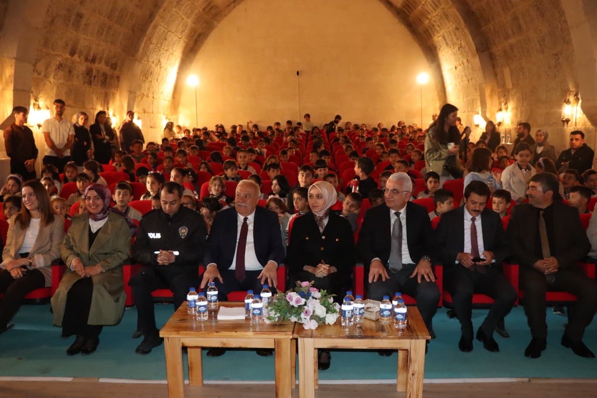 tercan_kymk's tweet photo. Mamahatun Kervansaray Konferans salonunda Tercan Meslek Yüksekokulu öğrencilerin düzenlemiş olduğu çocuk şenlik etkinliğine  Kaymakamımız Sn. Neslihan KISA DUMAN, Bld. Bşk. Sn. Mehmet YILMAZ, Meslek Yüksekokulu Müd. Sn. Yusuf Ziya KESKİN, protokol üyeleri ve öğrenciler katıldı. https://t.co/kTl33XQraN