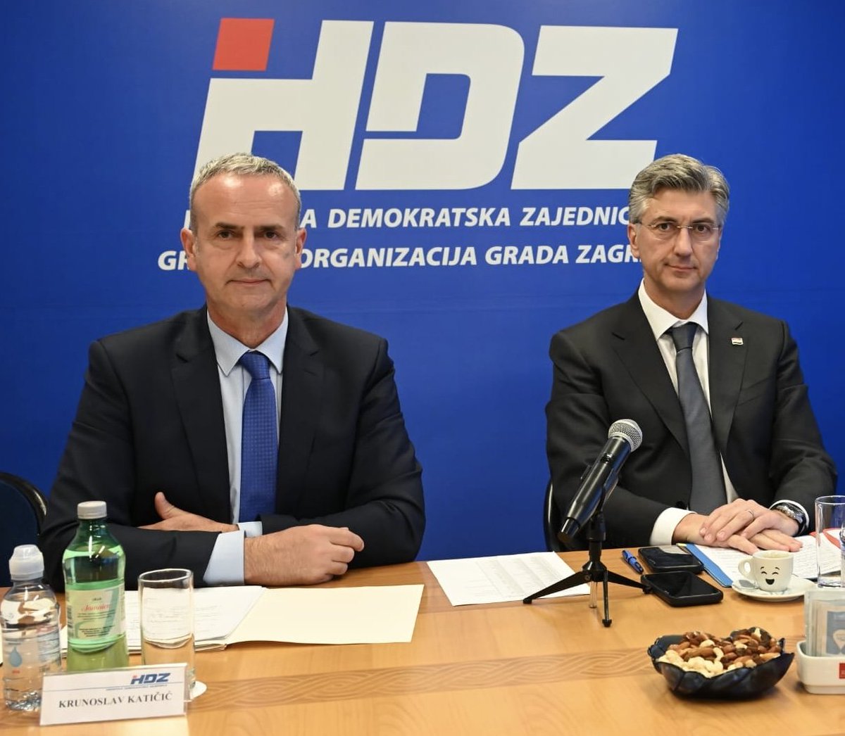 HDZ_HR's tweet photo. PHDZ @AndrejPlenkovic ➡️ Hrvati u sve većem broju shvaćaju da #Možemo/SDP od početka blokiraju popunu #USUD & paraliziraju njegov rad. Sve ostalo su zamjene teza, lažne optužbe na račun drugih & prikrivanje vlastitih nauma. U konačnici, upravo oni žele porobiti 🇭🇷 institucije.

GTHDZ @KKaticic ➡️ Ozbiljni smo i odgovorni - podržat ćemo gđu Mirtu Matić za čelnicu Vrhovnog suda. Kad već ljevica svjesno opstruira izbor ustavnih sudaca, #HDZ će pridonijeti da se popuni makar jedna #institucija. Jer je to u interesu 🇭🇷 građana i funkcioniranja države.