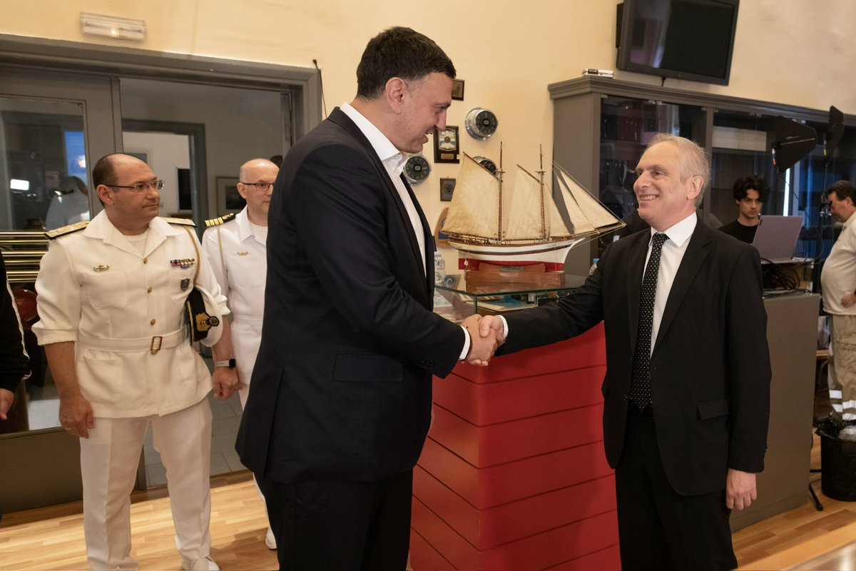 Vkikilias's tweet photo. 📍 Στην εκδήλωση για την Εθνική Ημέρα Πρόληψης Θαλασσίων Ατυχημάτων και Πνιγμών, μαζί με το @SafeWaterSport , τον προπονητή της Εθνικής Ομάδας Υδατοσφαίρισης και αξιωματικό του Λιμενικού Σώματος Θοδωρή Βλάχο, στελέχη της Τοπικής Αυτοδιοίκησης και του Λιμενικού Σώματος - Ελληνικής Ακτοφυλακής.

👉🏻 Το 2025 μειώθηκαν κατά 10% τα θανάσιμα θαλάσσια ατυχήματα στην Ελλάδα, ενώ η κάλυψη από ναυαγοσώστες στις παραλίες μας έφτασε στο 97%.

👉🏻 Τα εύσημα ανήκουν στον Παναγιώτη Πασχαλάκη και στο Safe Water Sports στους δήμους, στους ναυαγοσώστες, στο Λιμενικό Σώμα - Ελληνική Ακτοφυλακή, αλλά και σε όλους όσοι συνέβαλαν ώστε να πραγματοποιηθούν περισσότεροι από 14.000 έλεγχοι σε επιχειρήσεις θαλασσίων μέσων αναψυχής,  λουτρικές εγκαταστάσεις και ναυαγοσώστες.

Αυτό, όμως, δεν σημαίνει ότι επαναπαυόμαστε. Αντιθέτως εξετάζουμε τρόπους παρέμβασης και επιπλέον πρωτοβουλίες που μπορούν να ενισχύσουν ακόμα περισσότερο την πρόληψη. Ο μεγαλύτερος αριθμός πνιγμών αφορά ανθρώπους τρίτης και τέταρτης ηλικίας. Αυτό είναι κάτι που πρέπει να αντιμετωπίσουμε ακόμα πιο αποτελεσματικά και αποτελεί τον επόμενο μεγάλο μας στόχο.