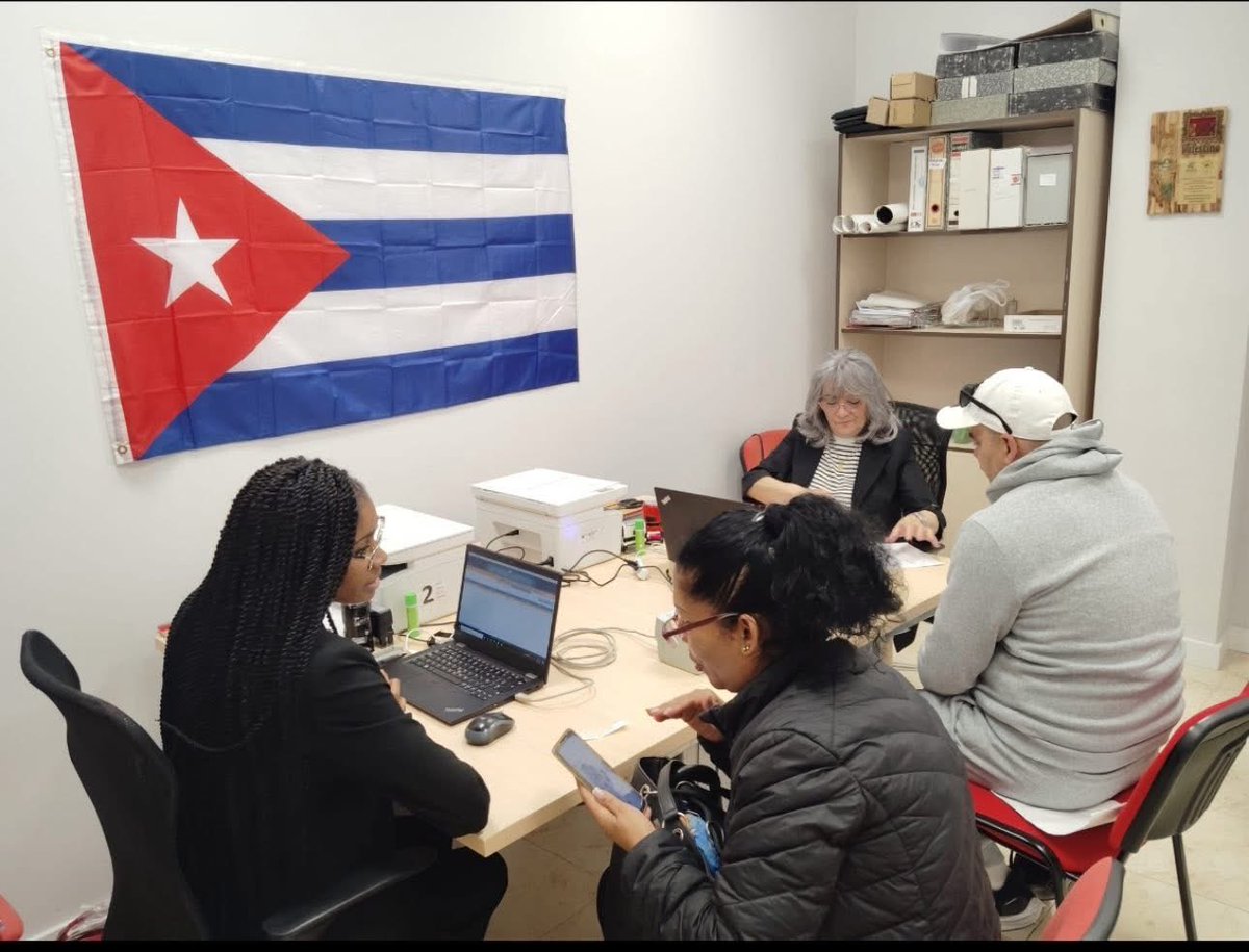 castromedinaale's tweet photo. Fuimos a Zaragoza para acercarle los Servicios Consulares a más de 180 cubanos residentes en esa región, que agradecieron. Fue ocasión propicia para evacuar dudas, facilitar trámites y unirnos aún más alrededor de la #Cuba de todos los cubanos que Aman y Fundan. https://t.co/axp34w9qcw