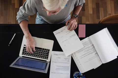 MRAAdvisory's tweet photo. Cutting back on housing, cars and food costs, can significantly bolster savings, which in turn contributes to financial wellness during your retirement years. https://t.co/uosQXIiHtW https://t.co/VmjNC4qdlR