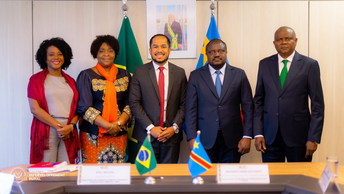 MutombMutshail's tweet photo. Au cours de notre mission de travail au Brésil, nous avons eu des échanges fructueux avec les autorités brésiliennes en charge de l’Agriculture, de la Pêche, du Développement agraire et de l’Agriculture familiale. Ces rencontres nous ont permis de mieux comprendre les réformes agricoles et agraires mises en œuvre par le Brésil, ainsi que les mécanismes d’accompagnement des agriculteurs familiaux. Nous avons également constaté plusieurs similitudes entre le Brésil et la République Démocratique du Congo, notamment sur les plans climatique, agricole et démographique, ce qui ouvre de réelles perspectives de coopération entre nos deux pays.

Au sein de cette délégation, accueillie par Son Excellence Madame Rosette Mossi Nyamale, Ambassadrice de la République Démocratique du Congo au Brésil, figurait également notre collègue, le Ministre d’Etat de l’Agriculture et sécurité alimentaire, Muhindo Nzangi. Ensemble, nous avons exprimé la volonté du Gouvernement congolais de conclure des accords de partenariat avec le Brésil afin de nous inspirer de son modèle de développement agricole et rural. 

Notre ambition est de favoriser un véritable transfert de technologies et de compétences au profit de la RDC, particulièrement dans l’encadrement des petits producteurs agricoles, l’organisation des coopératives, ainsi que le stockage et la transformation des produits agricoles. L’expérience brésilienne démontre qu’une politique publique bien structurée peut contribuer efficacement à la réduction de la pauvreté et à l’amélioration des conditions de vie des populations rurales.

À l’issue de ces séances de travail, nous nous sommes engagés, avec nos partenaires brésiliens, à œuvrer pour la signature prochaine d’un mémorandum d’entente portant sur la coopération bilatérale en matière de développement rural et d’agriculture familiale. Cette visite officielle nous a permis de renforcer les relations entre nos deux pays et de poser les bases d’une collaboration durable au service du développement du monde rural congolais.